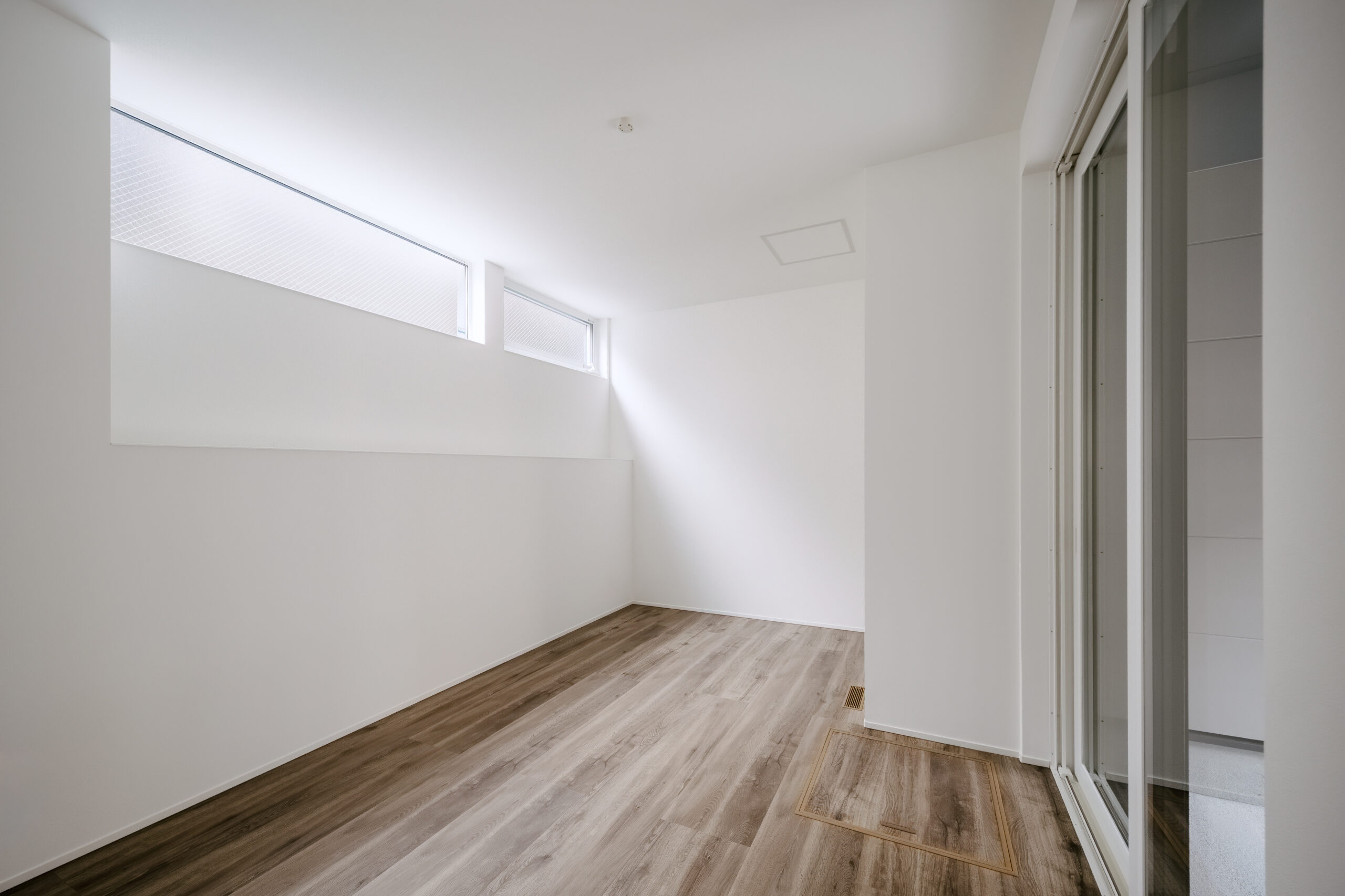 白と木目が調和する、上質シンプルな住まい