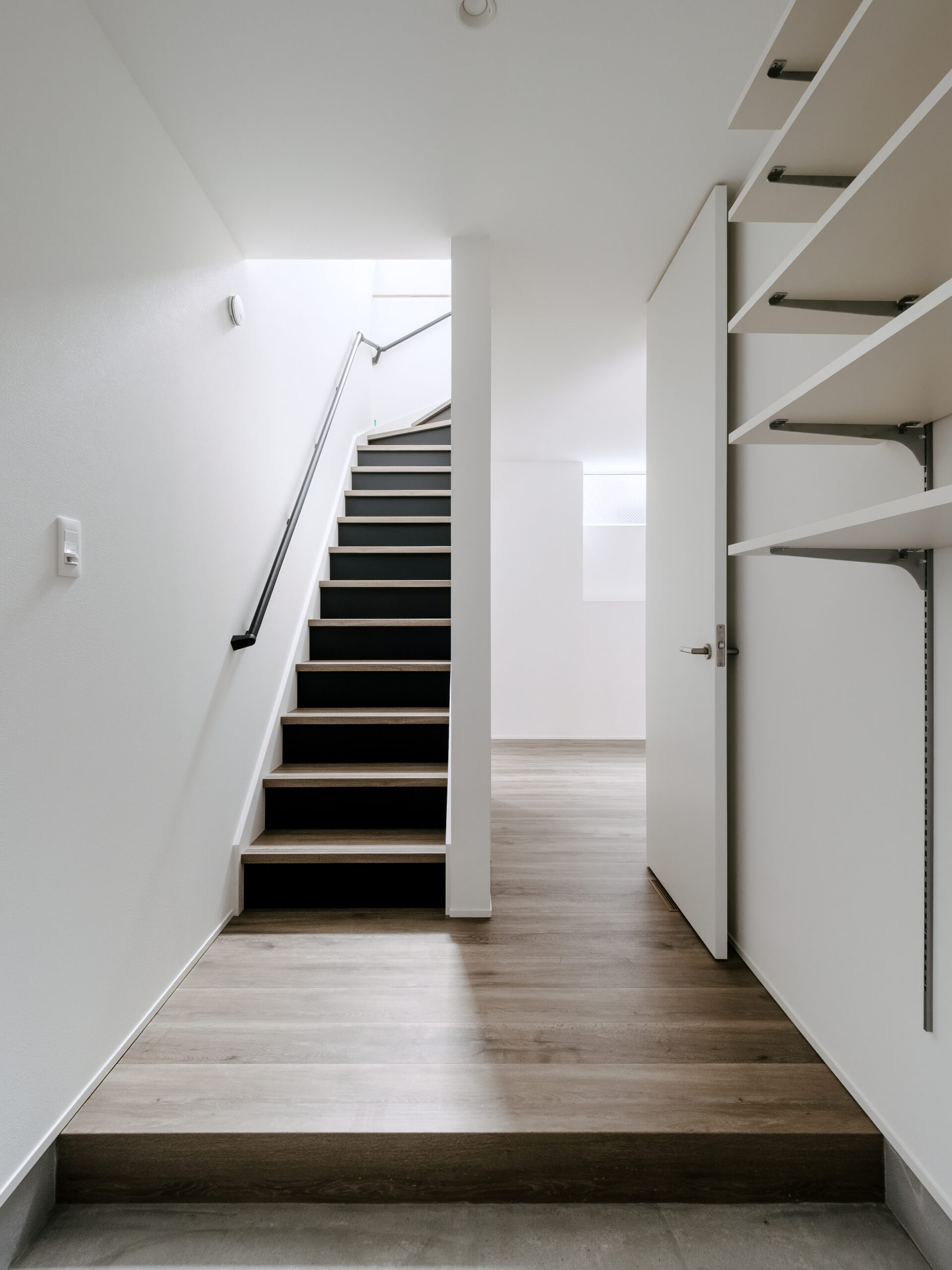 白と木目が調和する、上質シンプルな住まい