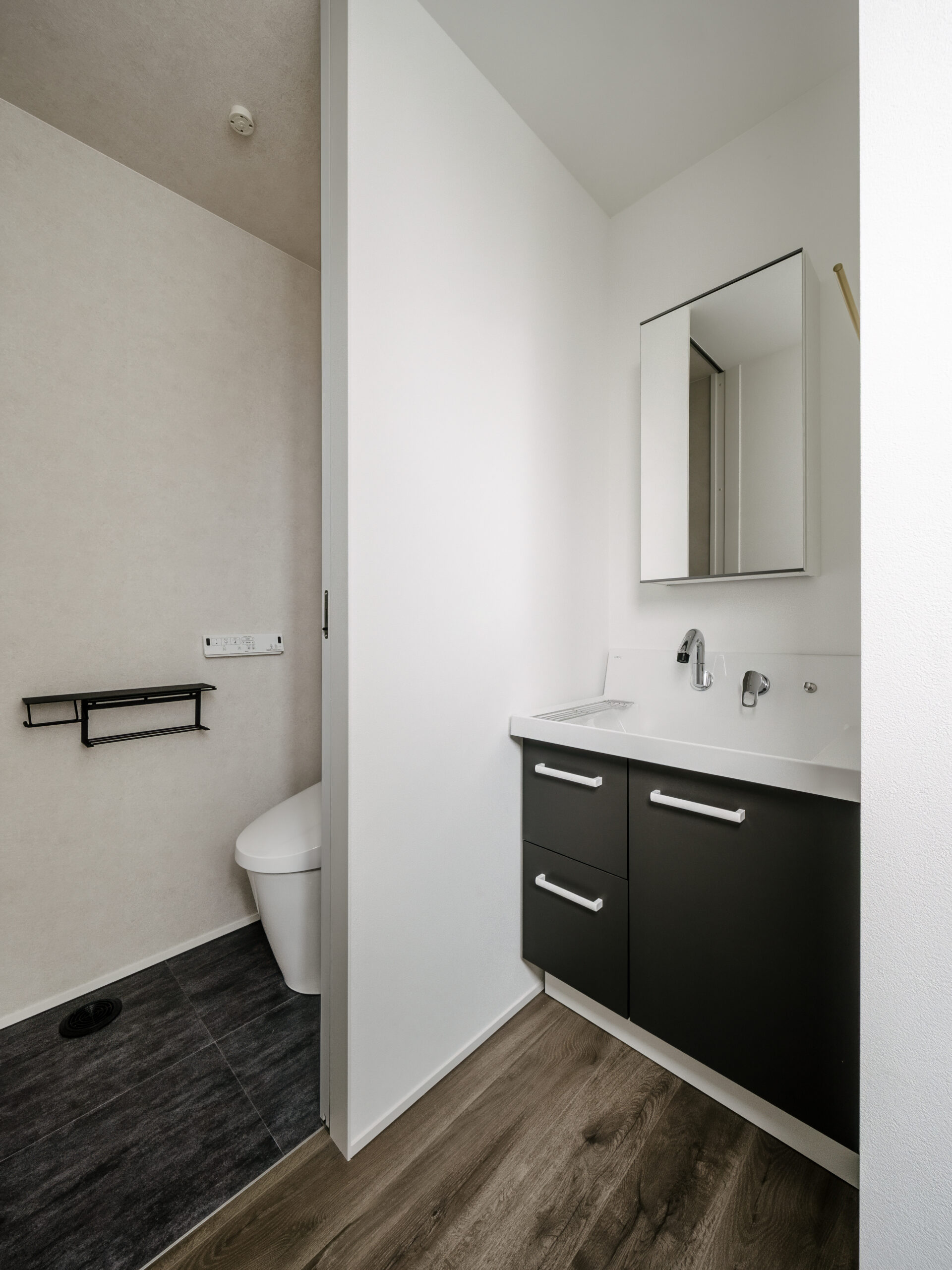 白と木目が調和する、上質シンプルな住まい