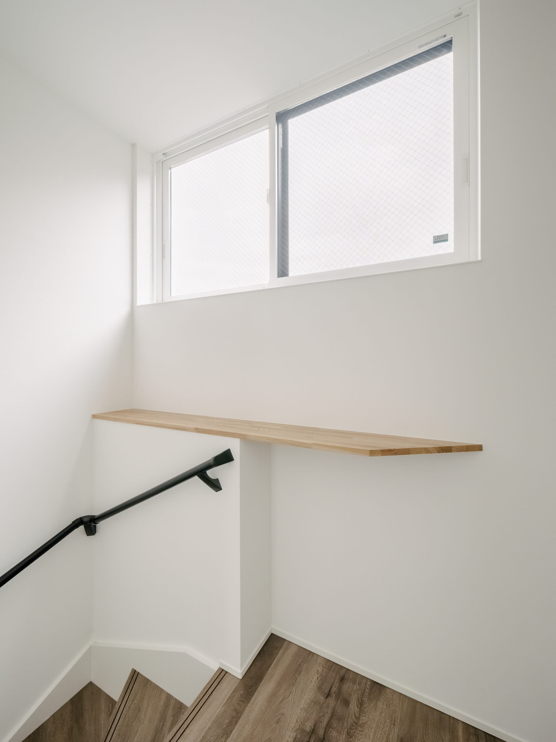 白と木目が調和する、上質シンプルな住まい