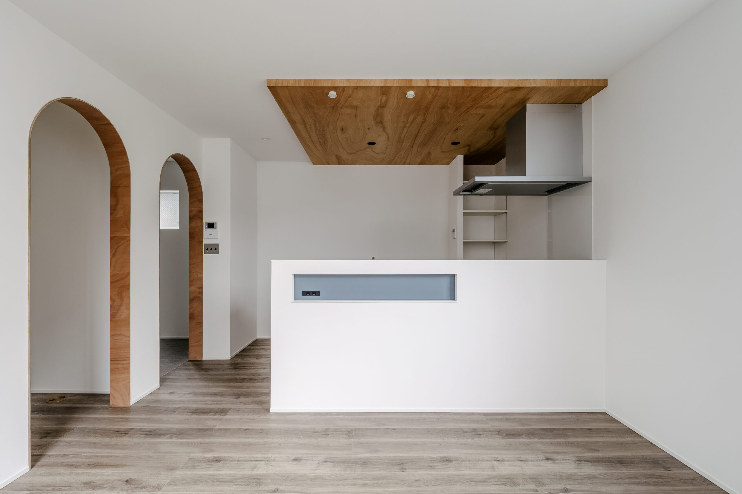 白と木目が調和する、上質シンプルな住まい