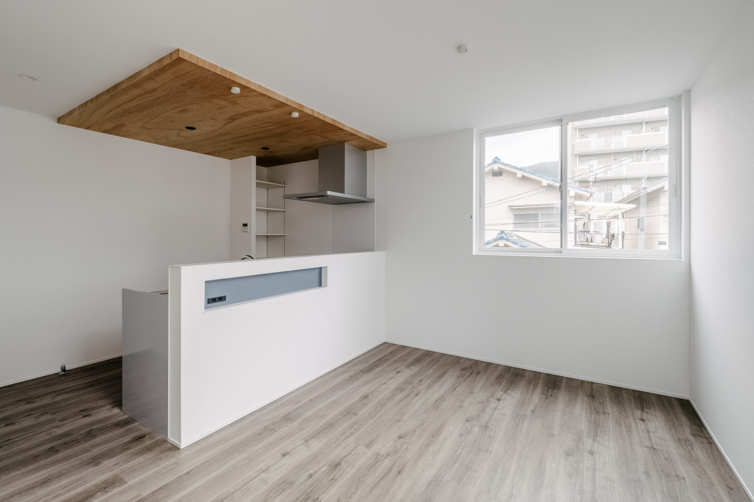 白と木目が調和する、上質シンプルな住まい