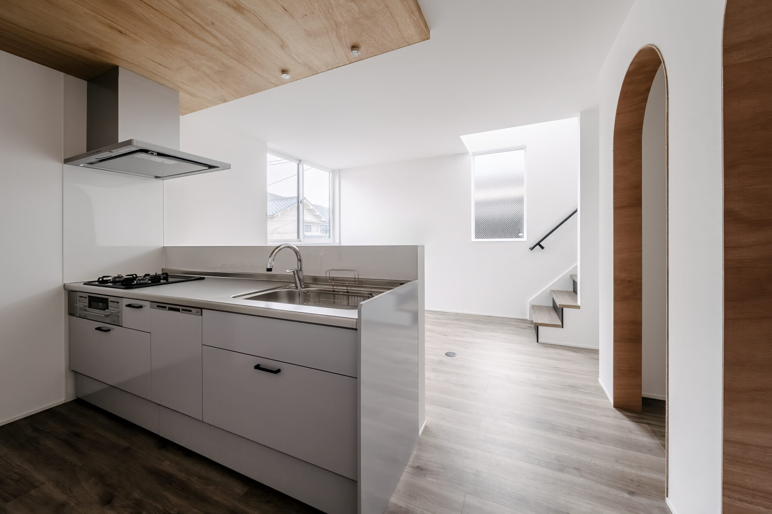 約20坪の狭小地に建てた、インナーガレージのある5人家族の3階建ての家