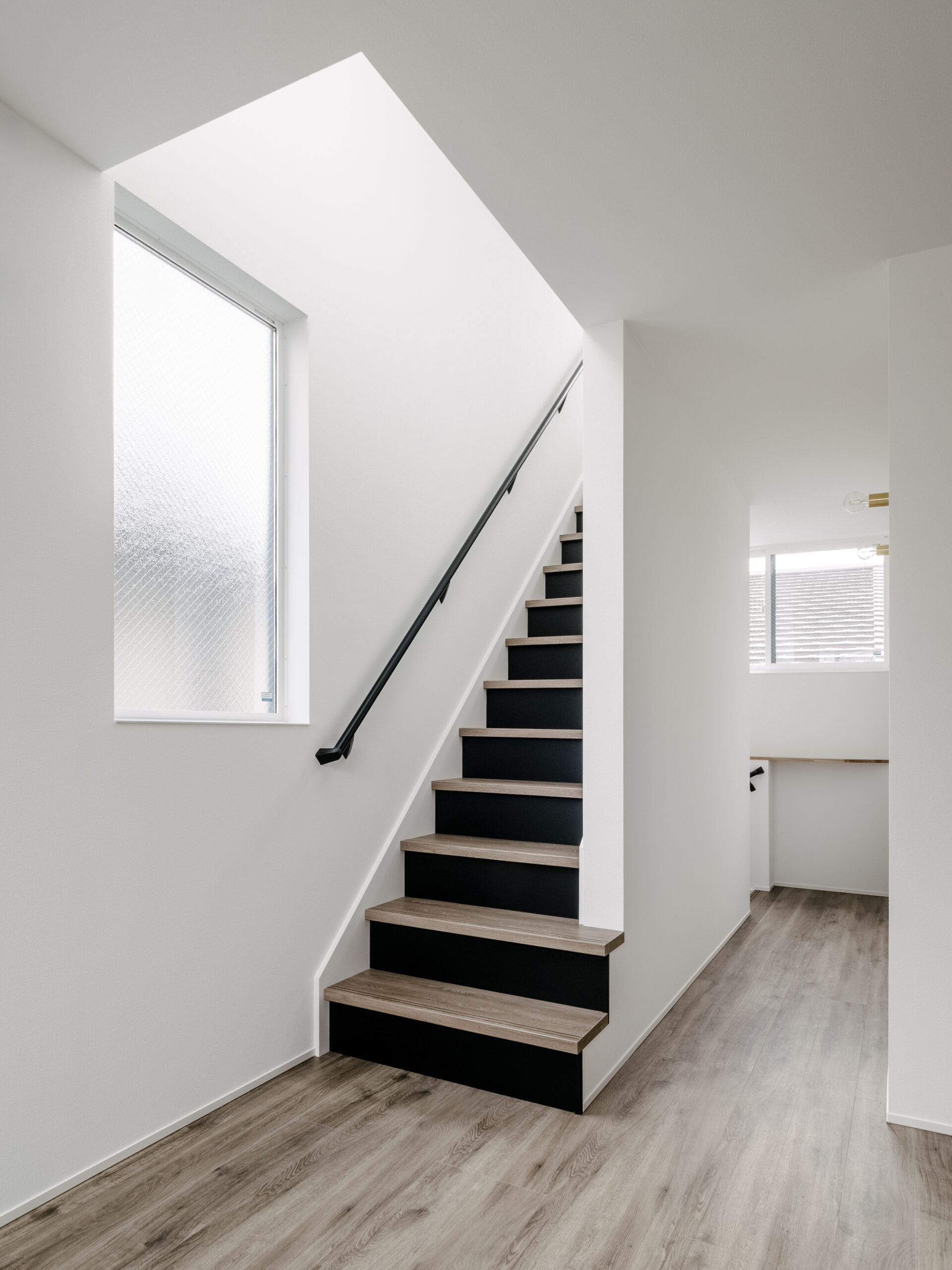 白と木目が調和する、上質シンプルな住まい