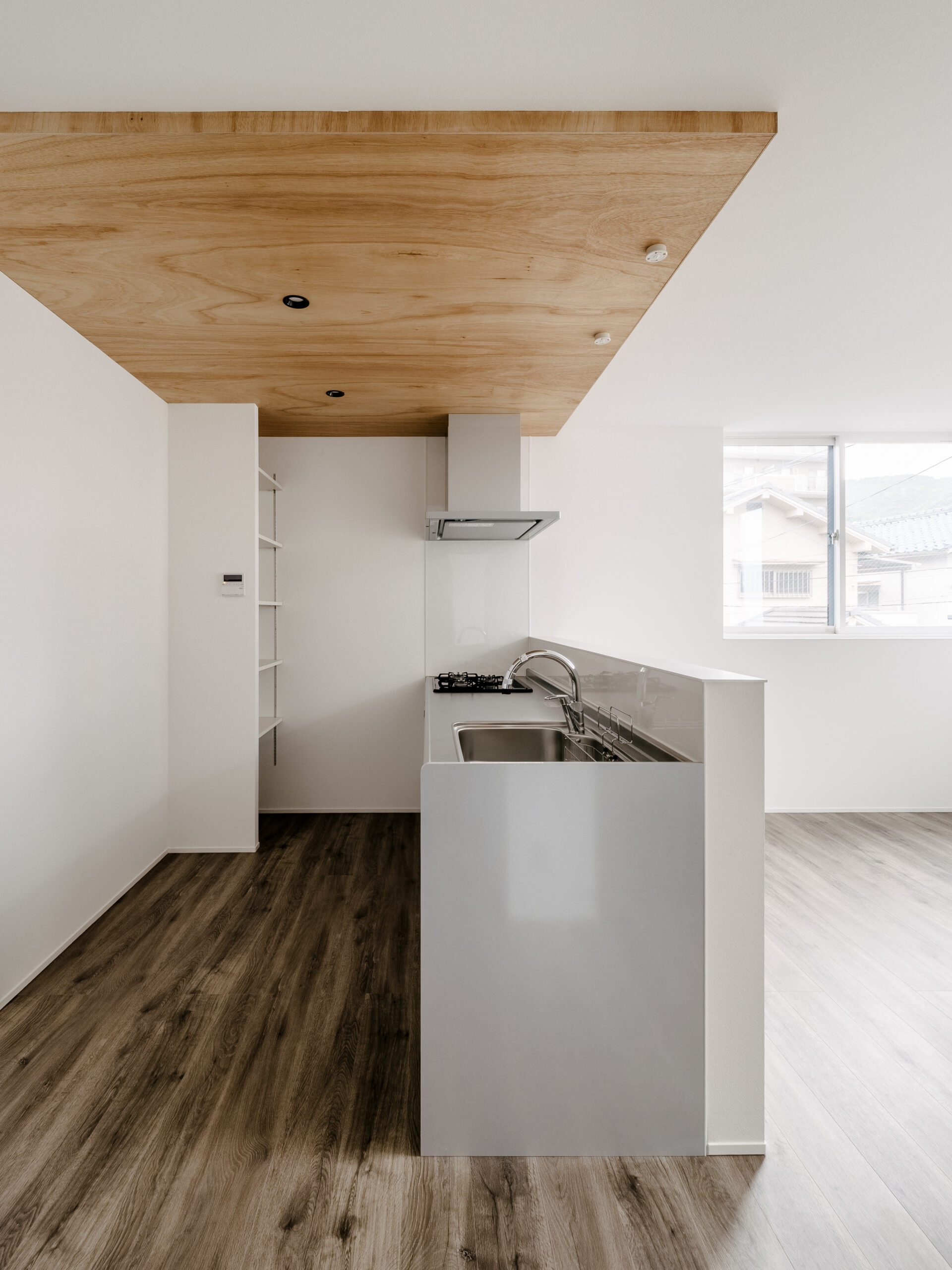 白と木目が調和する、上質シンプルな住まい