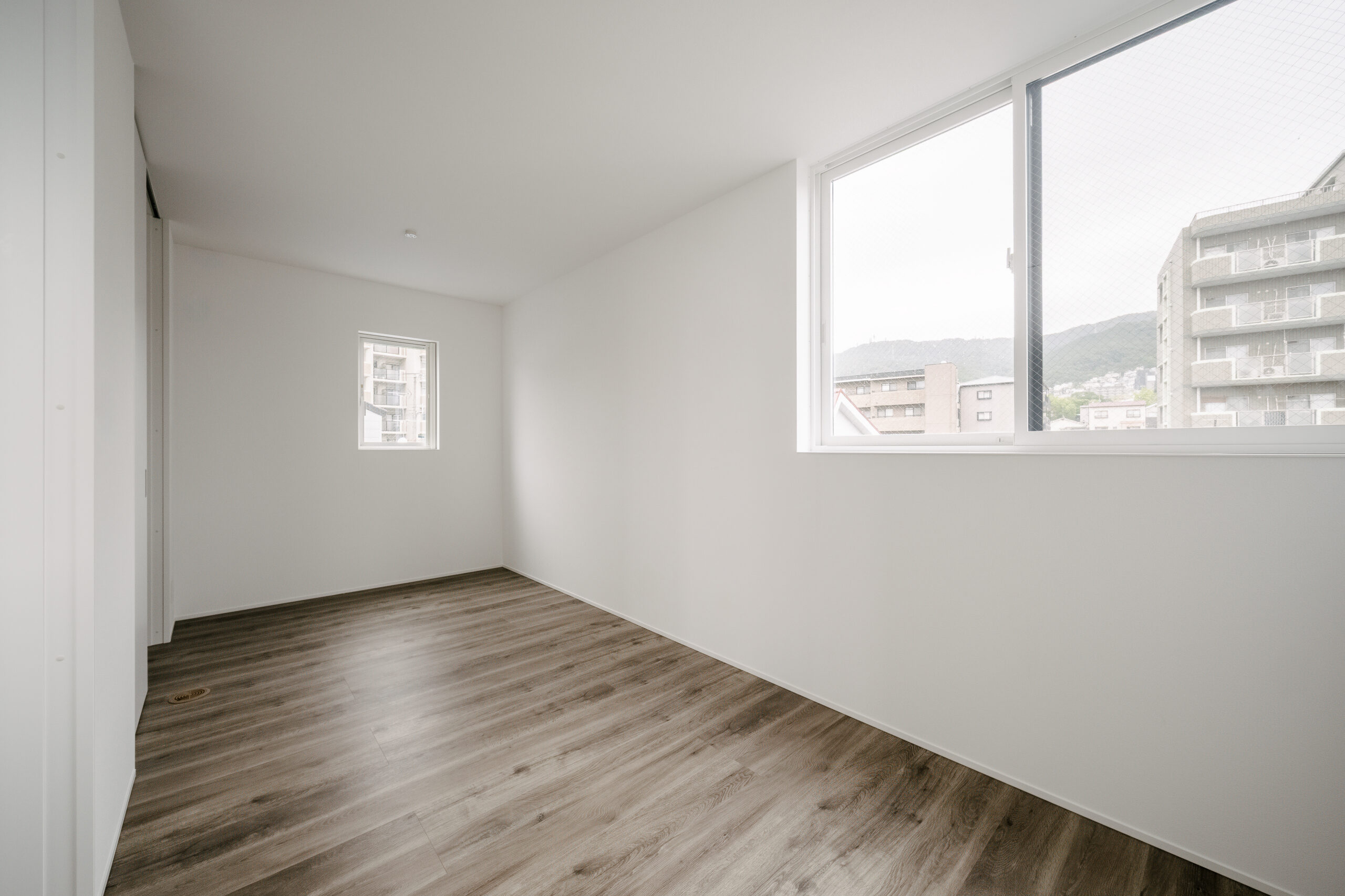 白と木目が調和する、上質シンプルな住まい