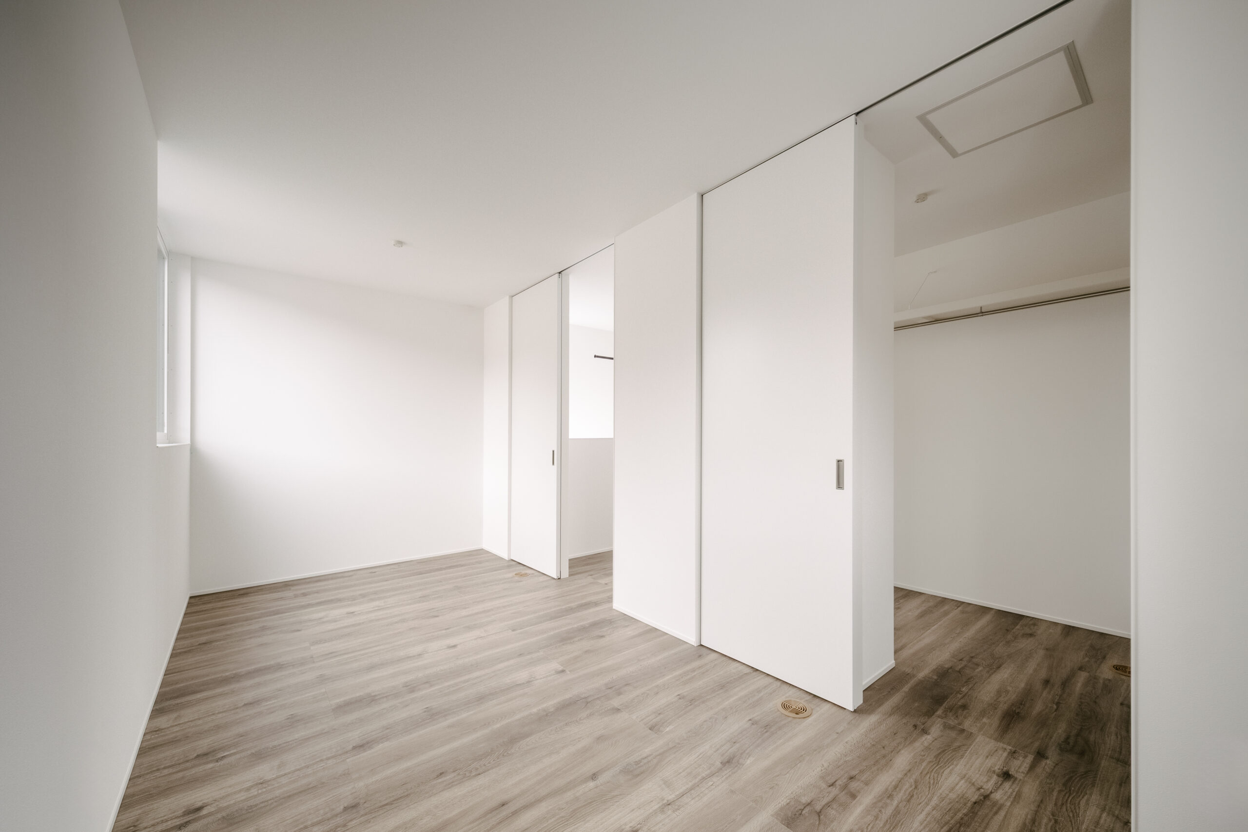 約20坪の狭小地に建てた、インナーガレージのある5人家族の3階建ての家