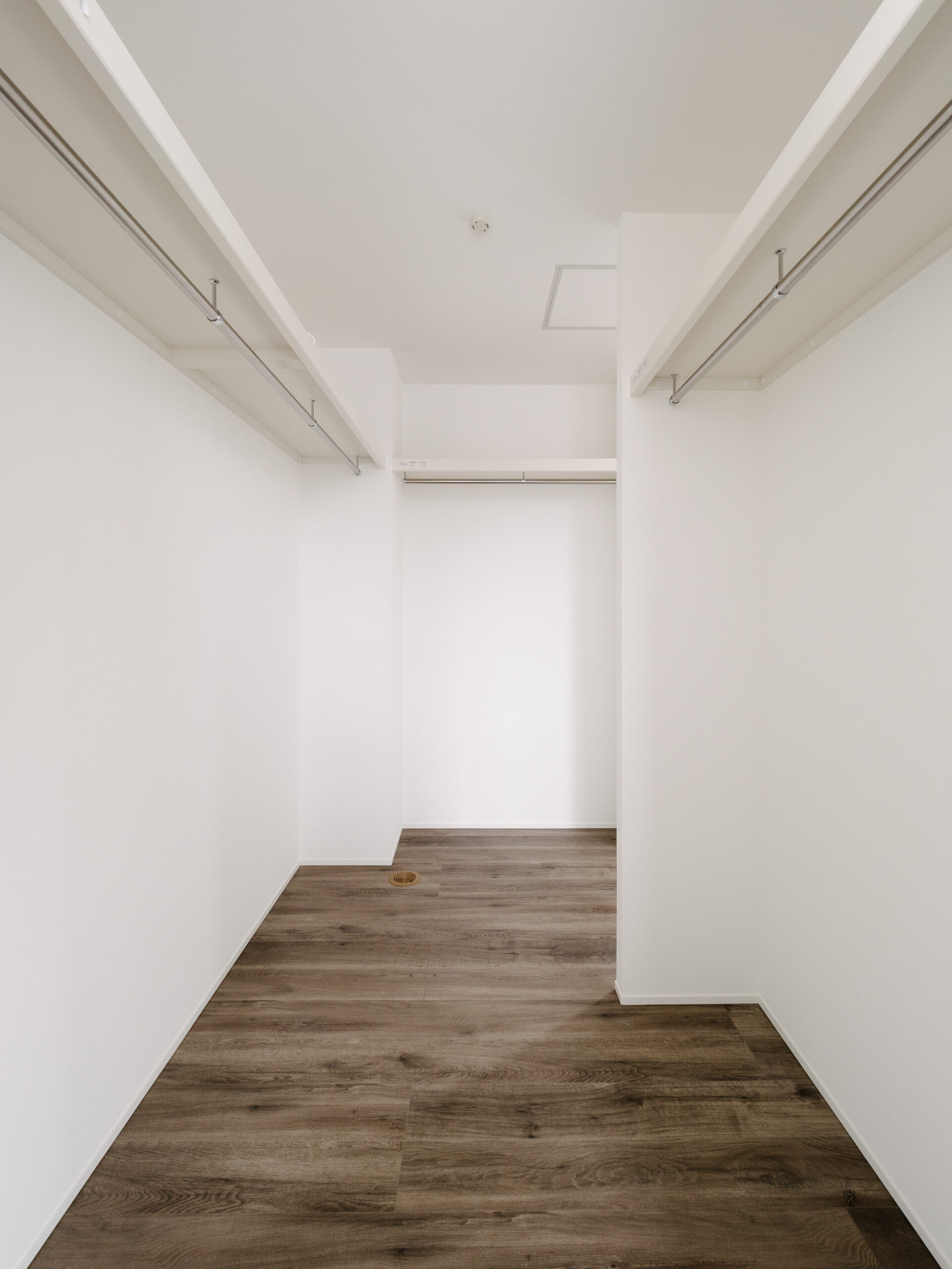 白と木目が調和する、上質シンプルな住まい