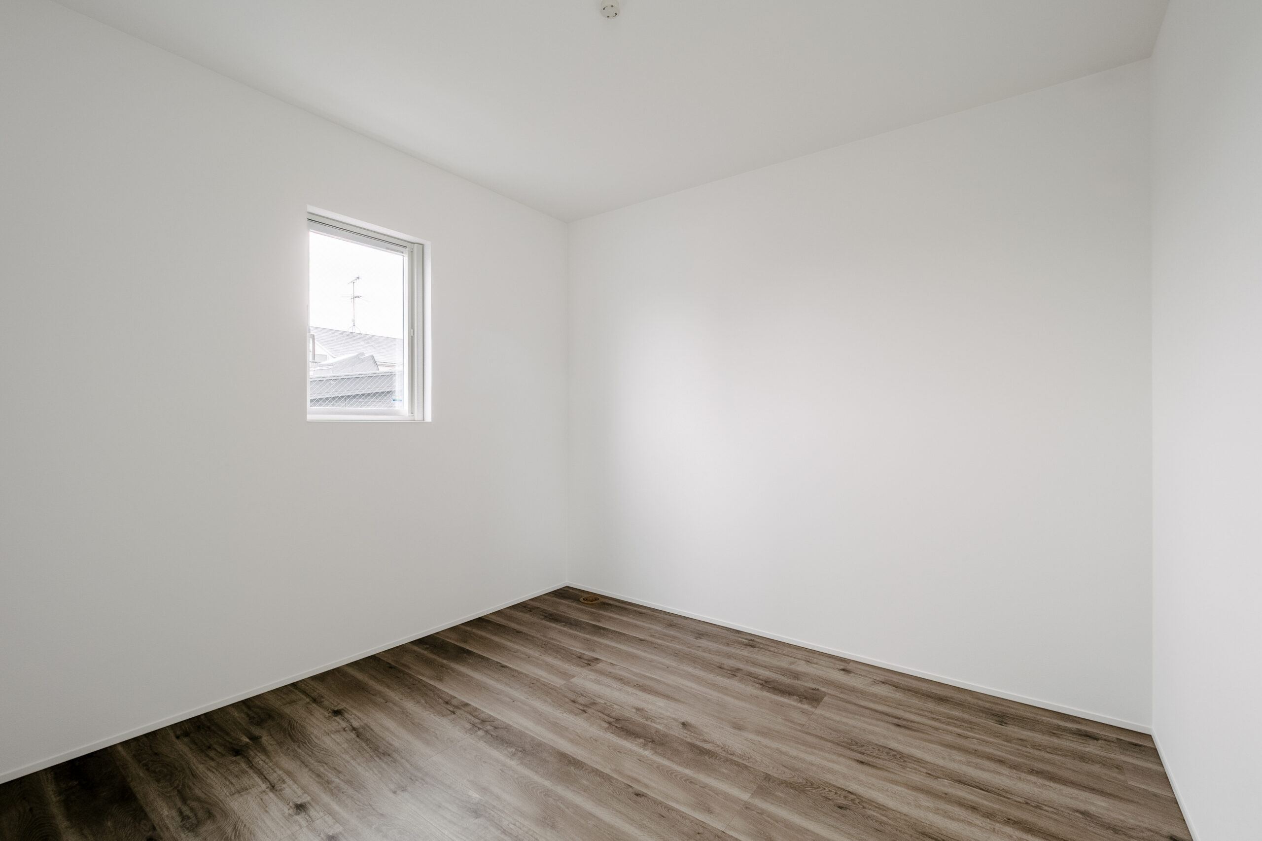 白と木目が調和する、上質シンプルな住まい