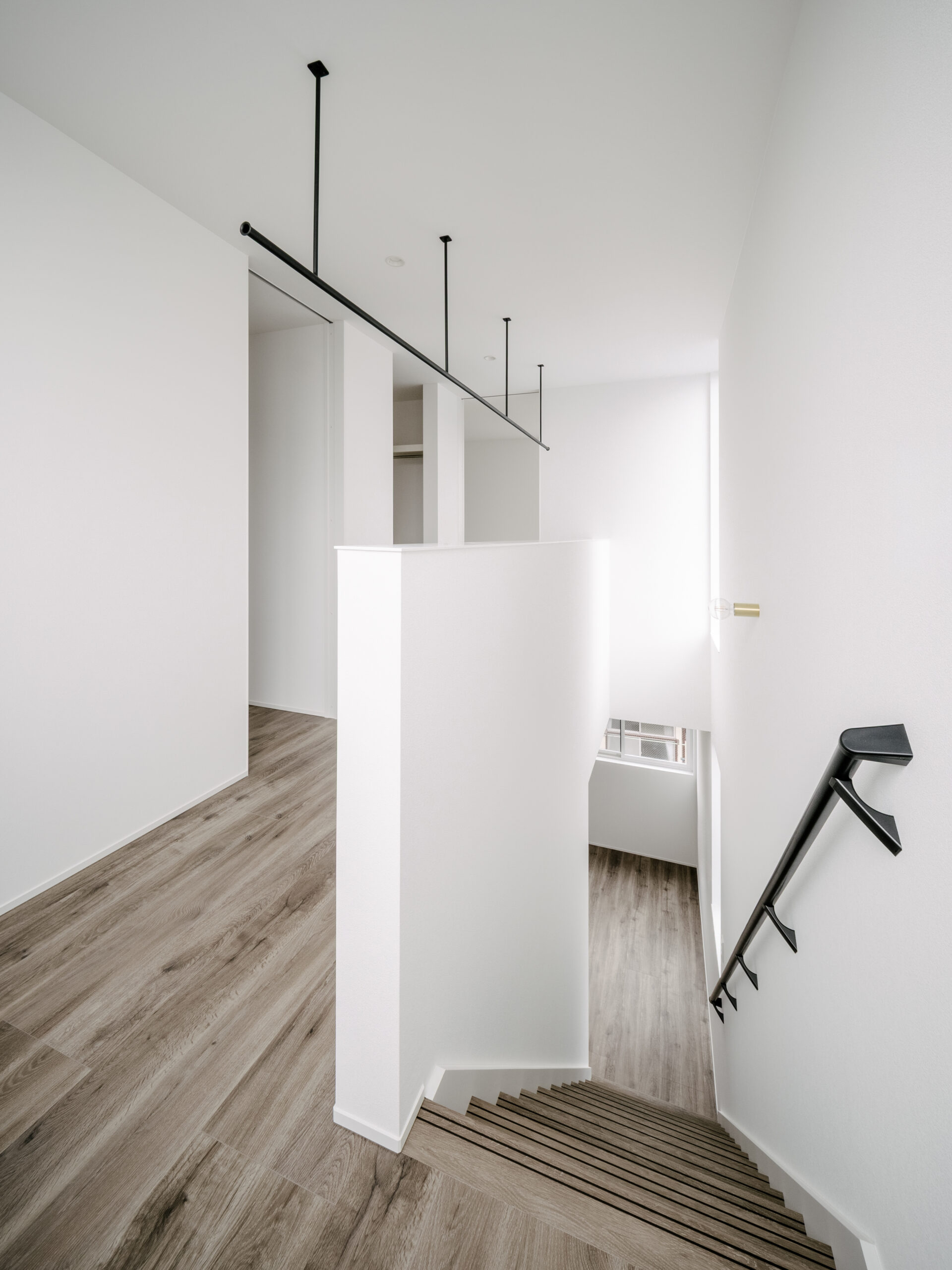 白と木目が調和する、上質シンプルな住まい