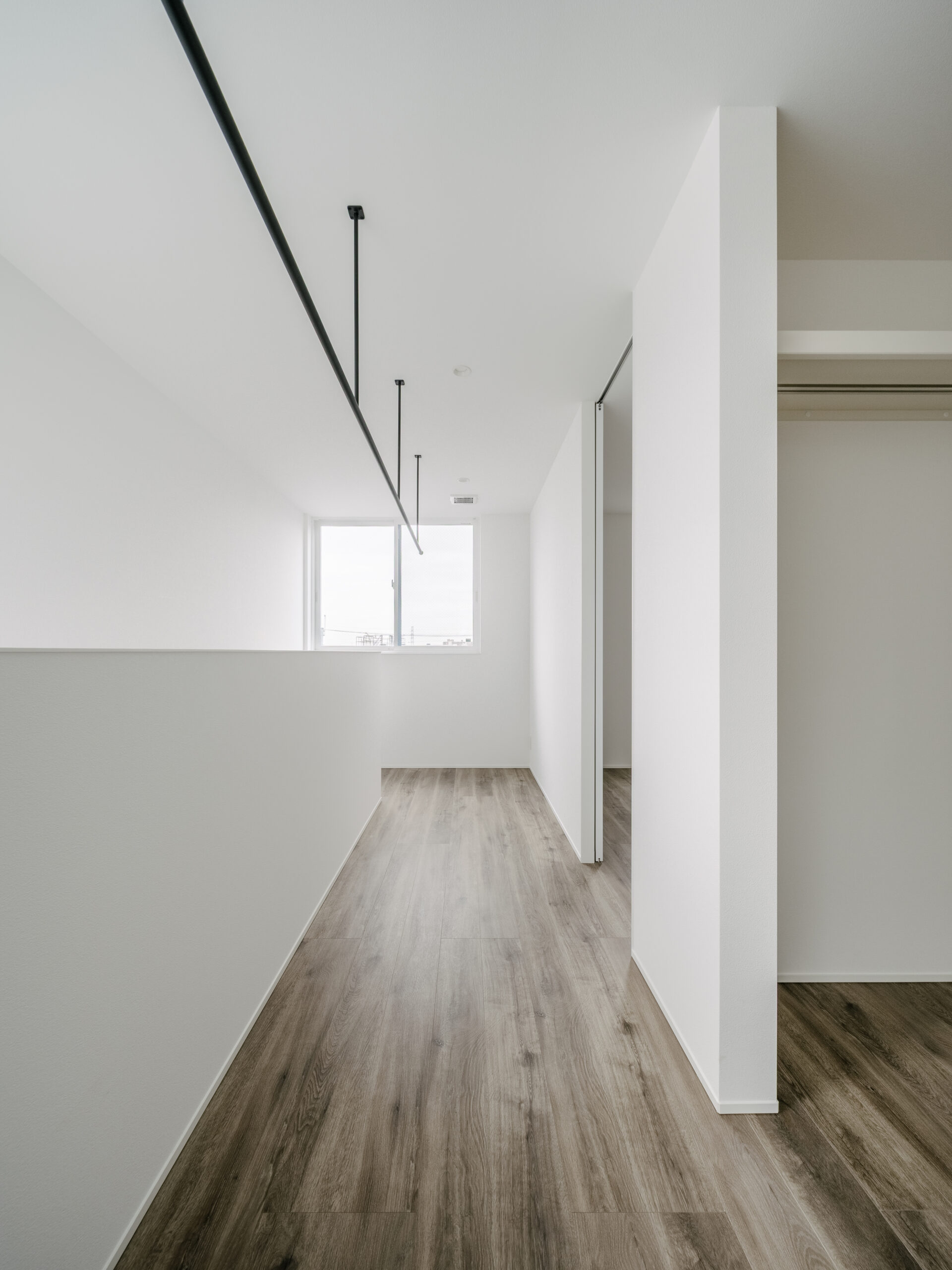 白と木目が調和する、上質シンプルな住まい