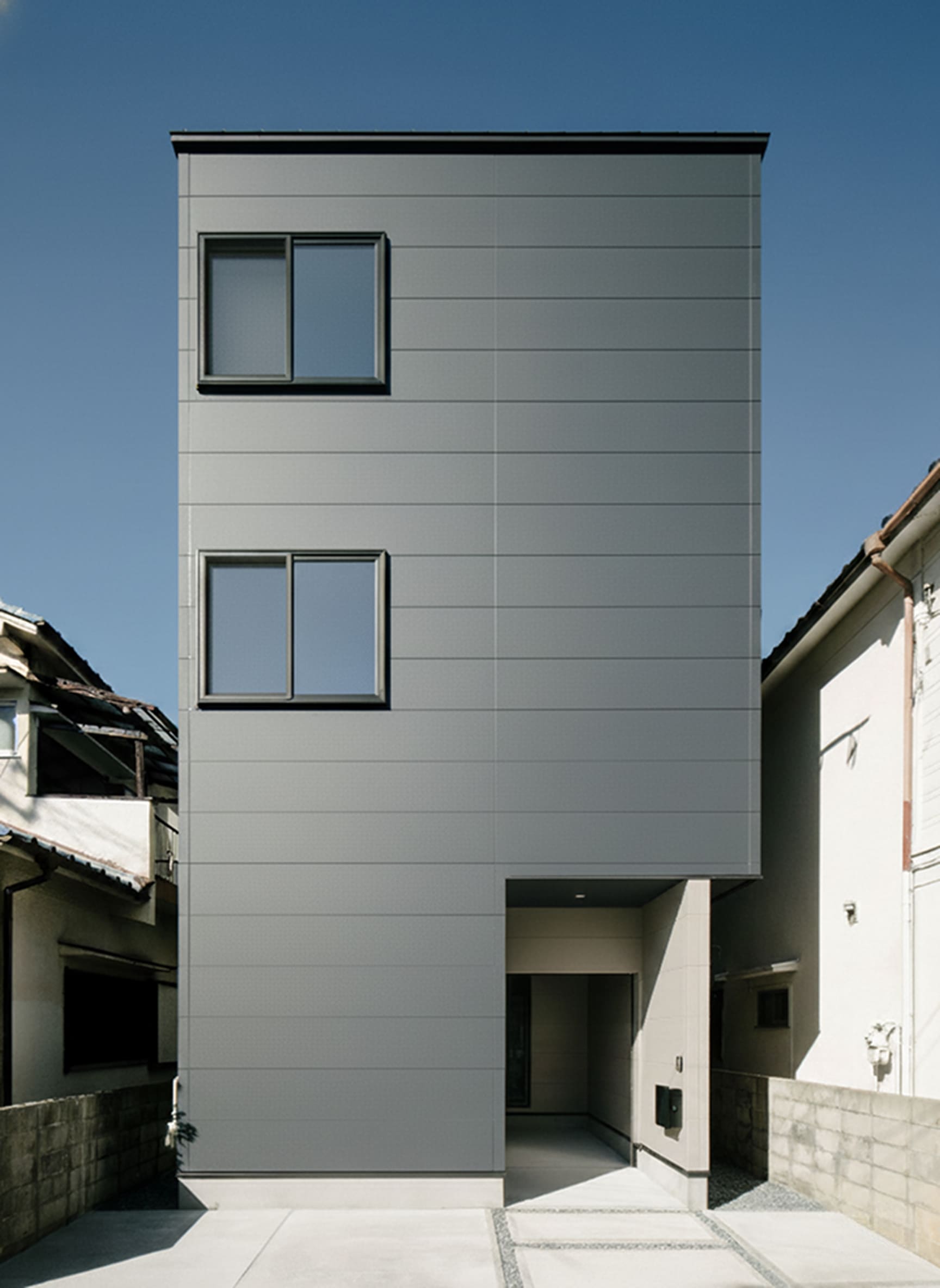 約20坪の狭小地に建てた、インナーガレージのある5人家族が住む3階建ての家