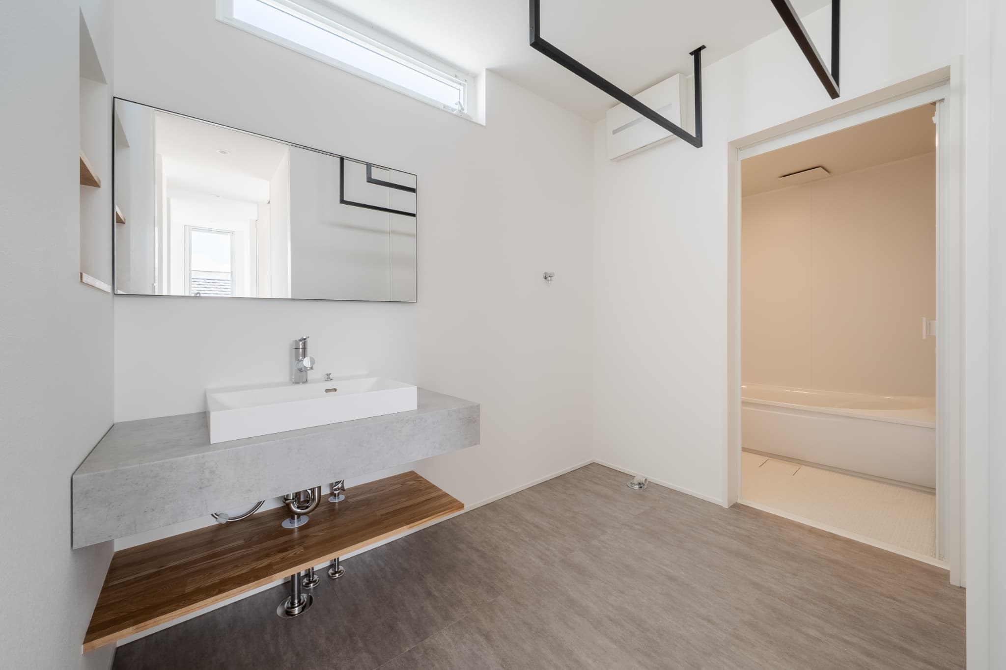 カーテンで仕切る、ワンルームのような広々LDKのある狭小住宅