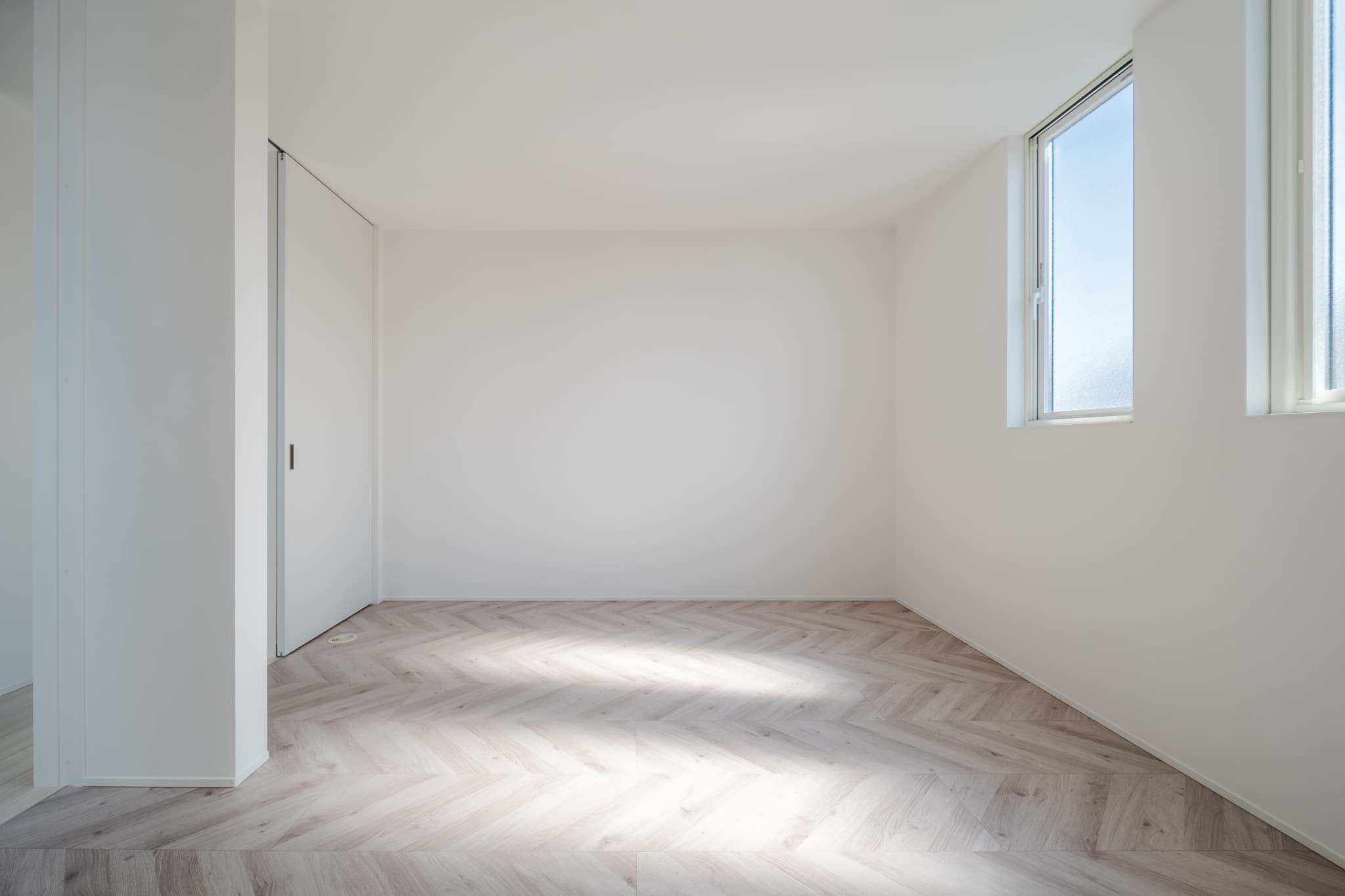 カーテンで仕切る、ワンルームのような広々LDKのある狭小住宅