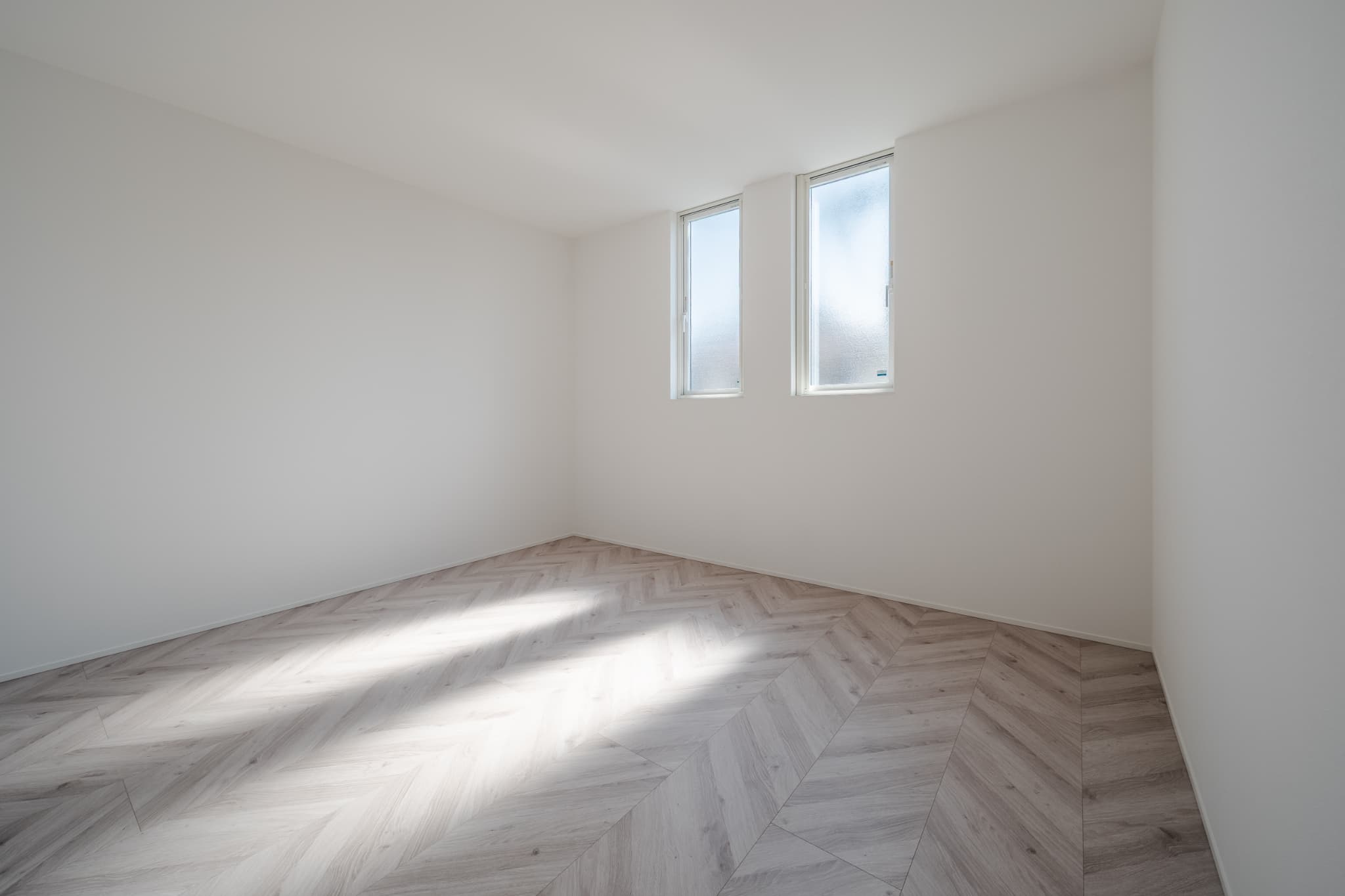 カーテンで仕切る、ワンルームのような広々LDKのある狭小住宅