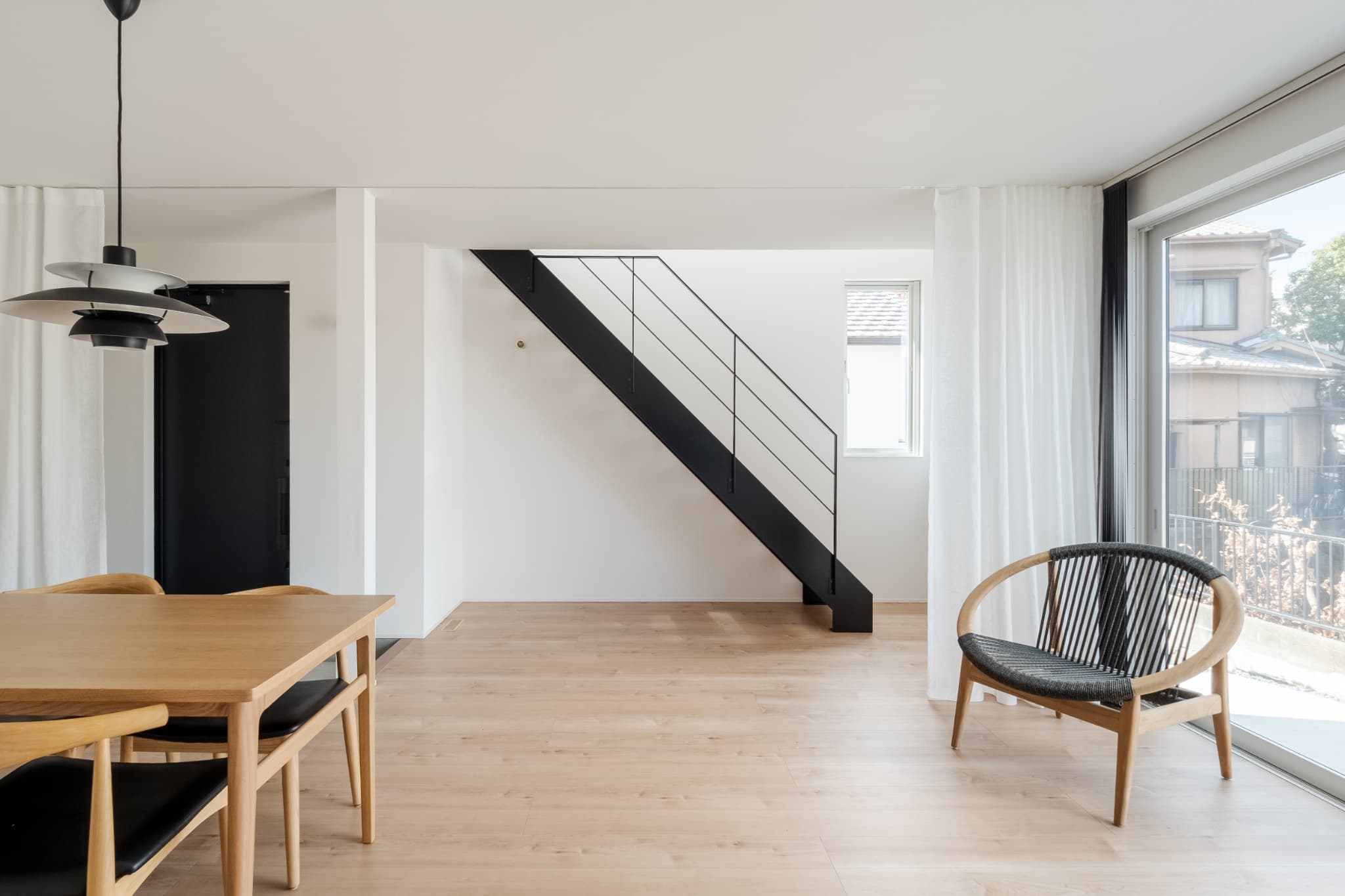 カーテンで仕切る、ワンルームのような広々LDKのある狭小住宅