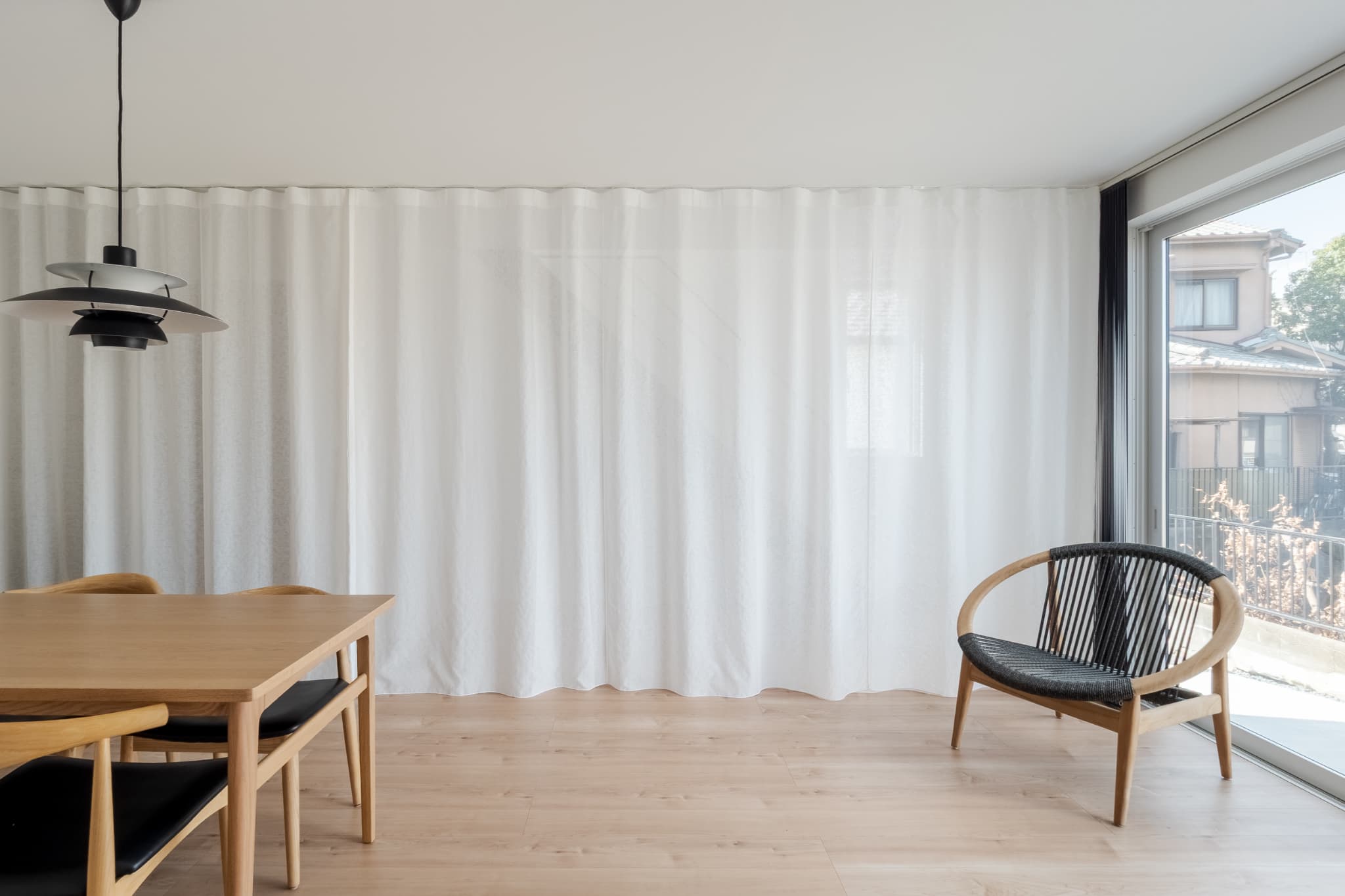 カーテンで仕切る、ワンルームのような広々LDKのある狭小住宅