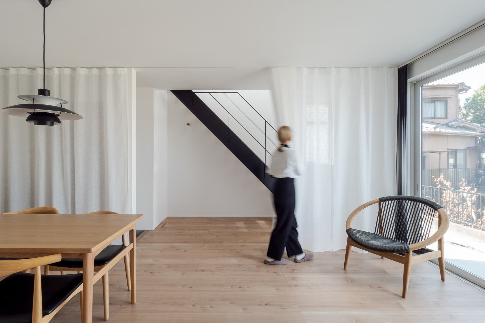 カーテンで仕切る、ワンルームのような広々LDKのある狭小住宅