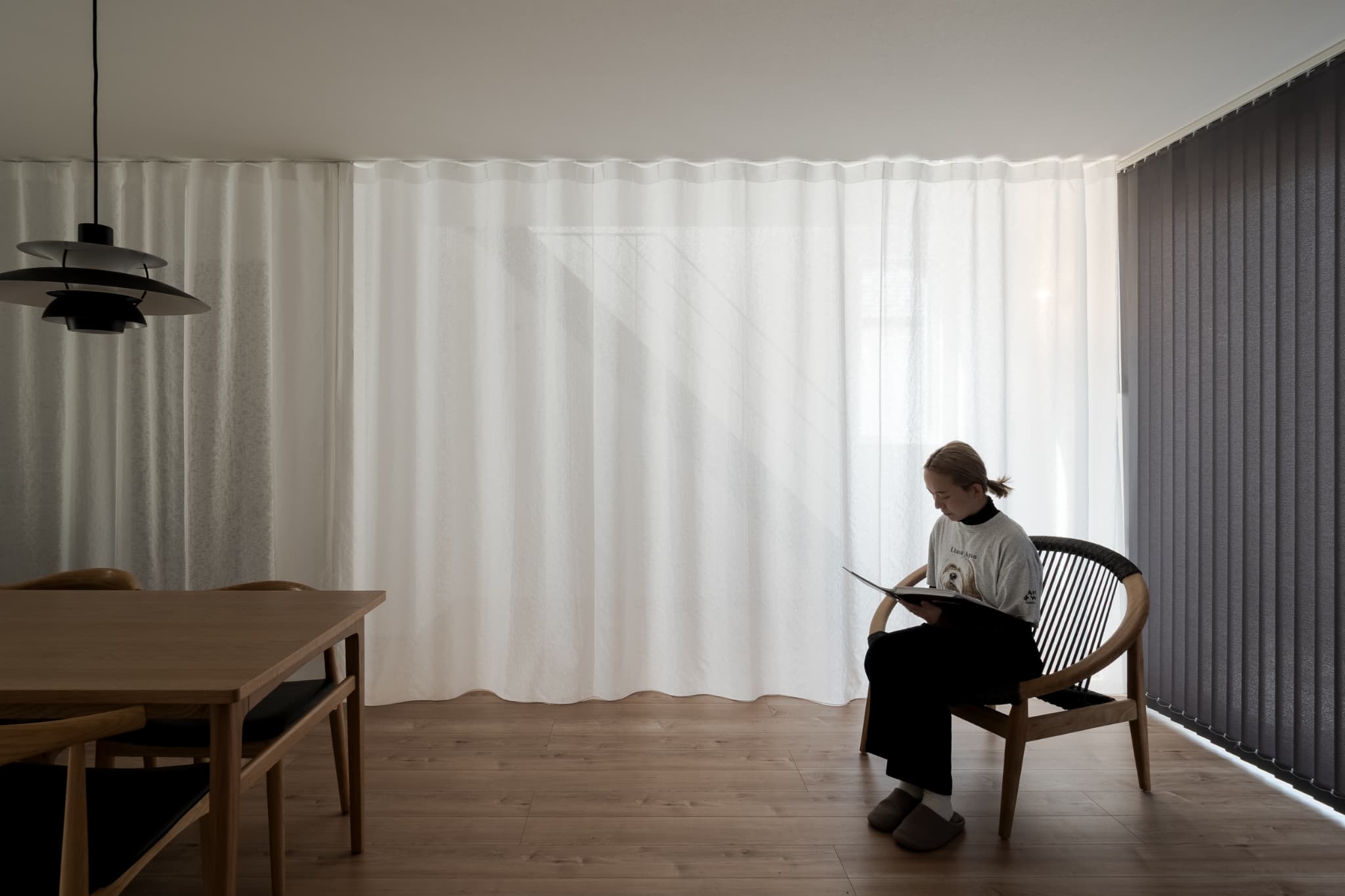 カーテンで仕切る、ワンルームのような広々LDKのある狭小住宅