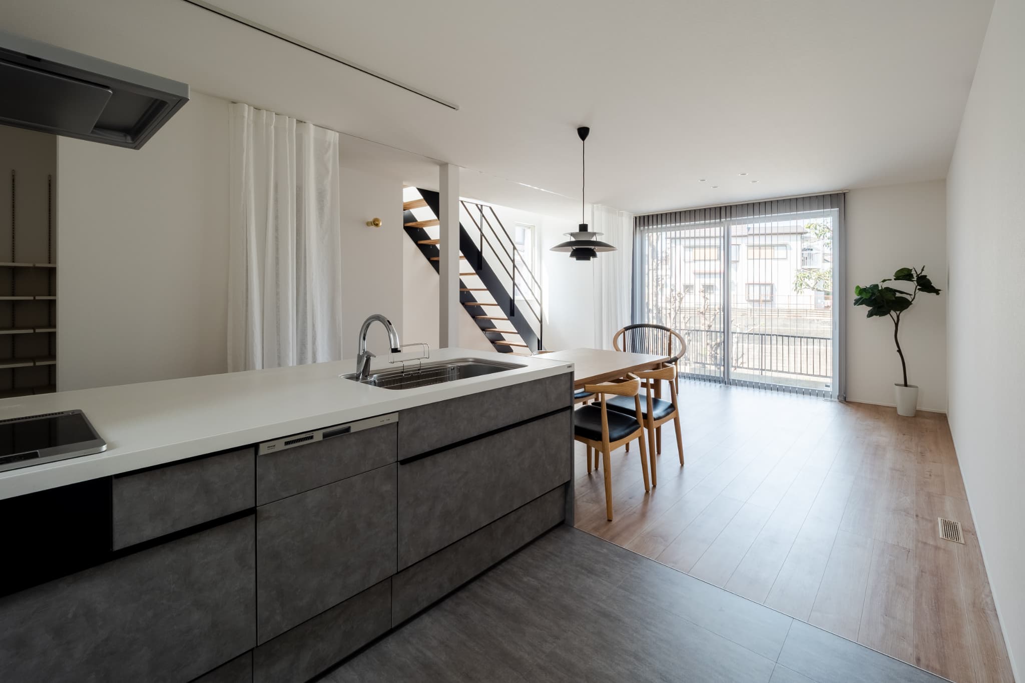 カーテンで仕切る、ワンルームのような広々LDKのある狭小住宅