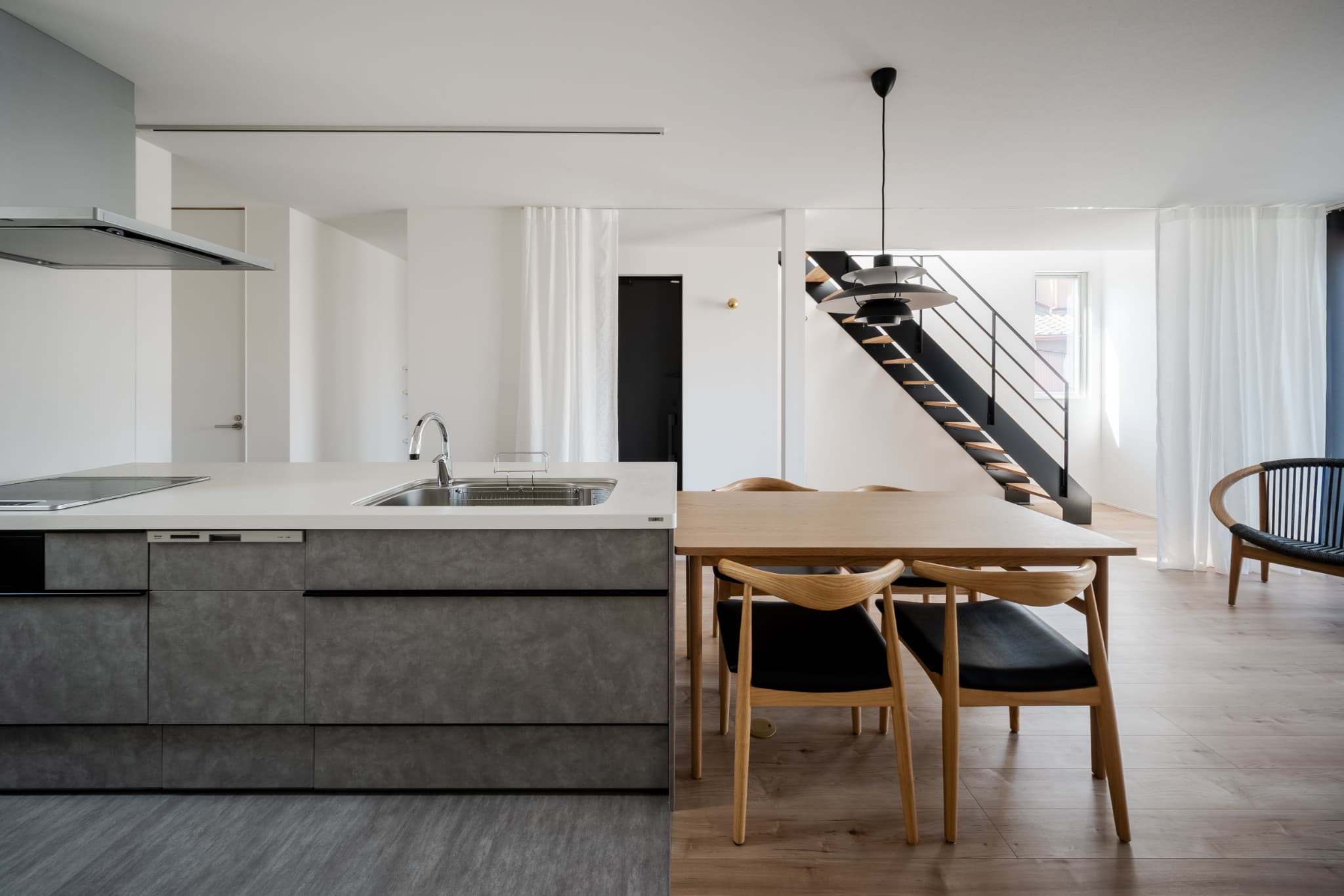 カーテンで仕切る、ワンルームのような広々LDKのある狭小住宅