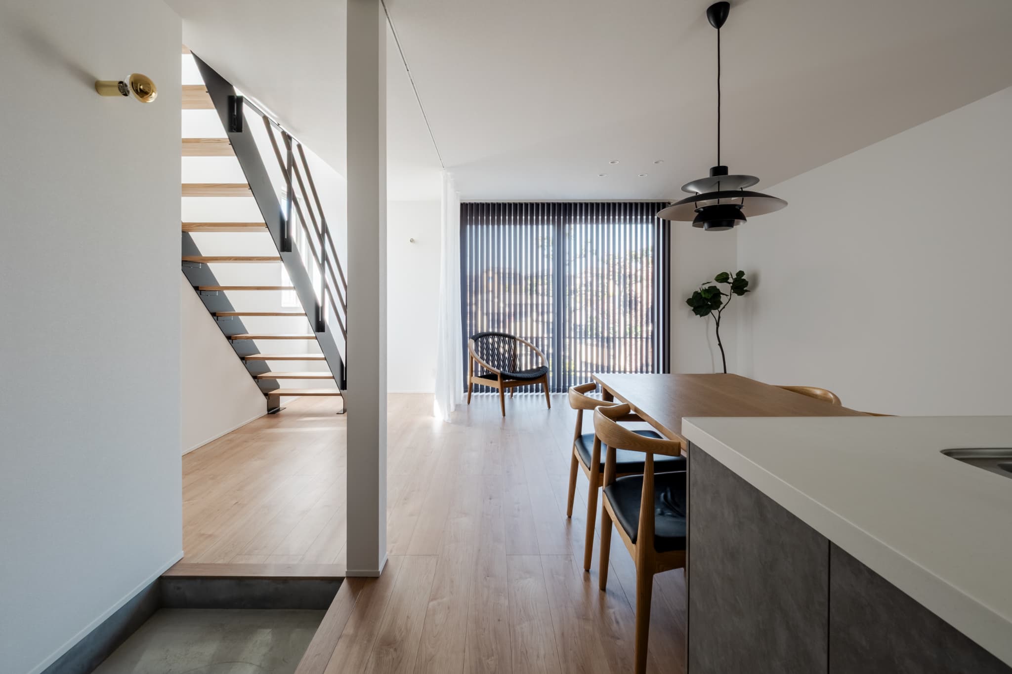 カーテンで仕切る、ワンルームのような広々LDKのある狭小住宅