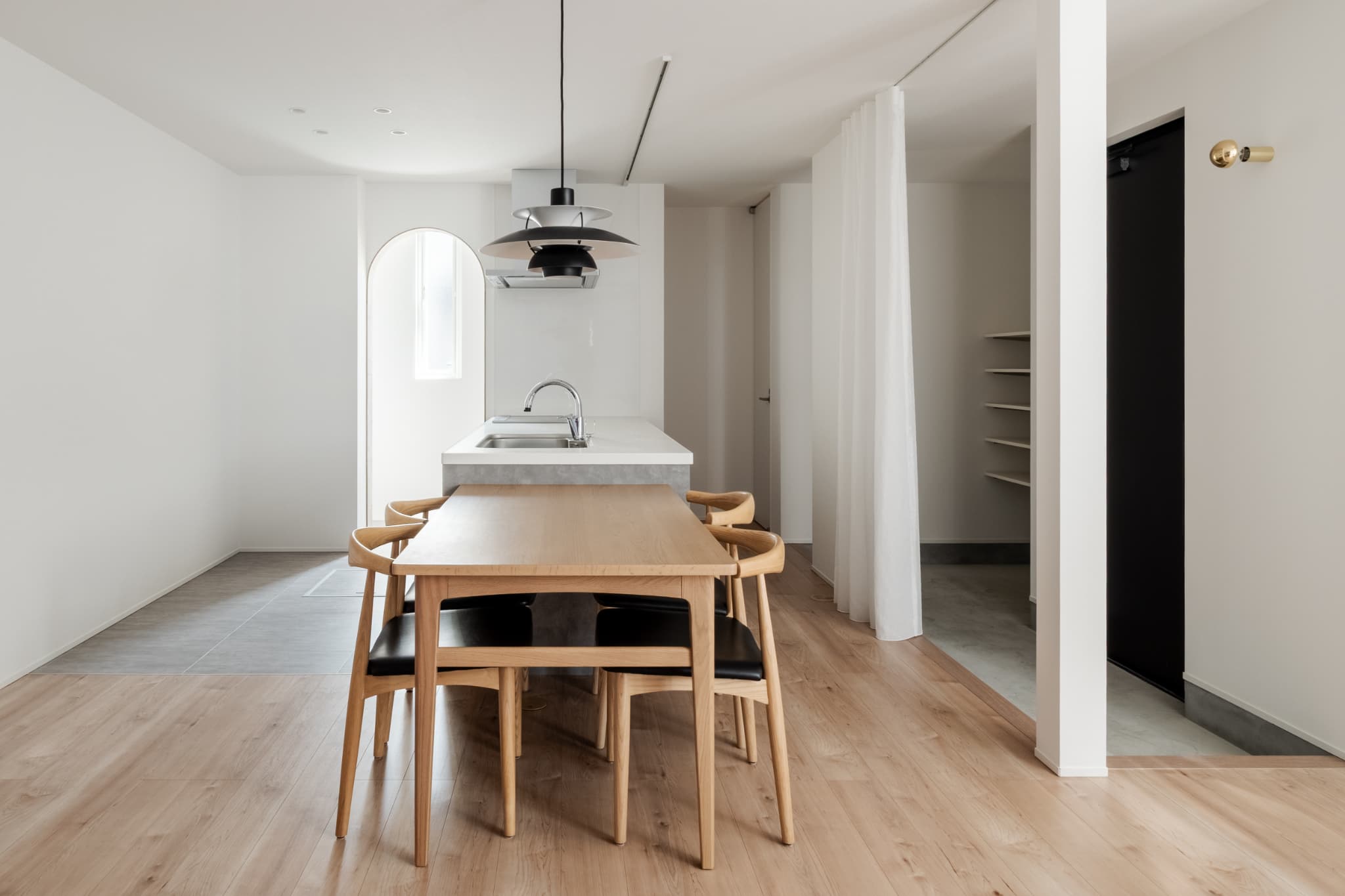 カーテンで仕切る、ワンルームのような広々LDKのある狭小住宅