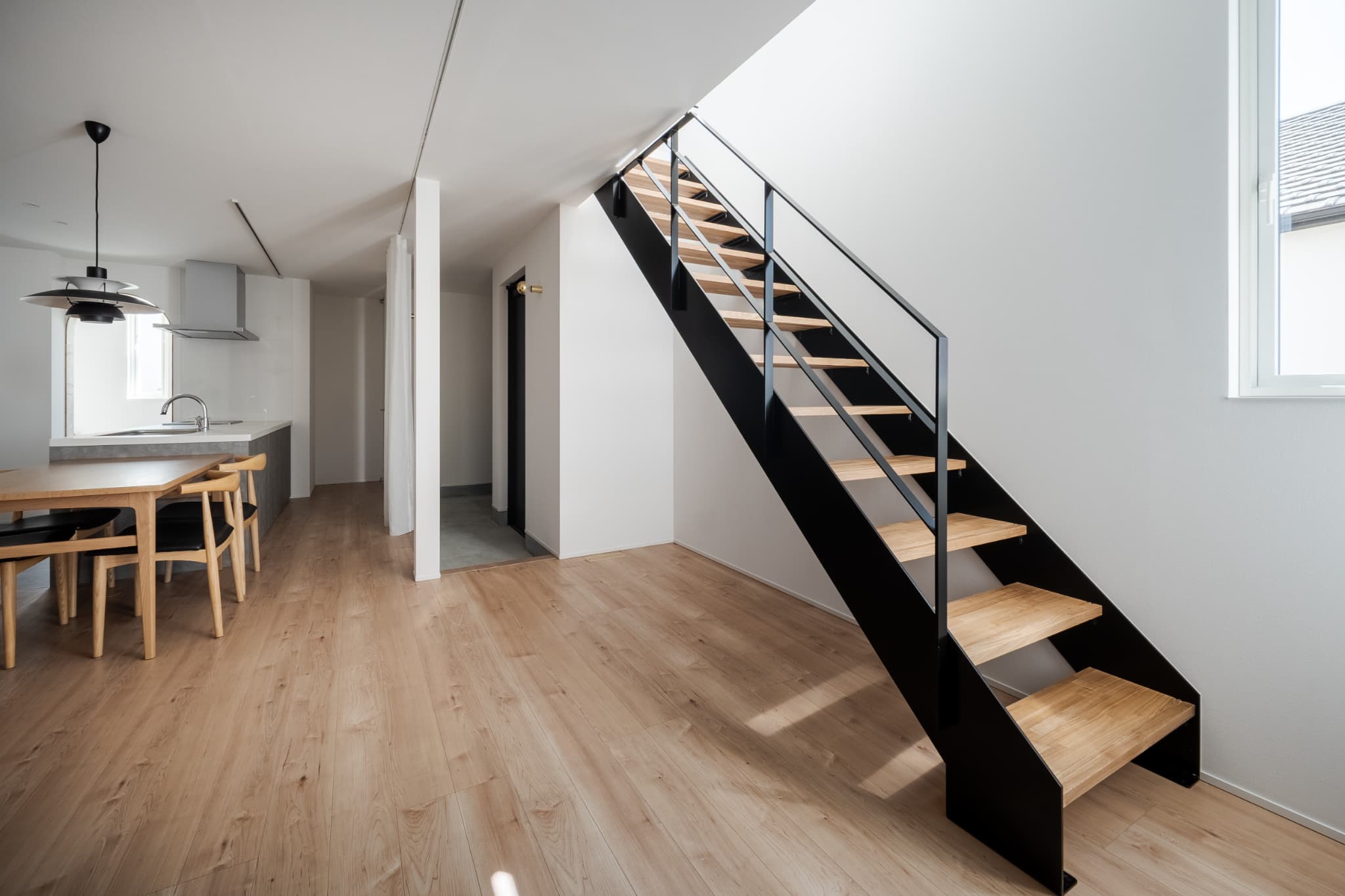 カーテンで仕切る、ワンルームのような広々LDKのある狭小住宅