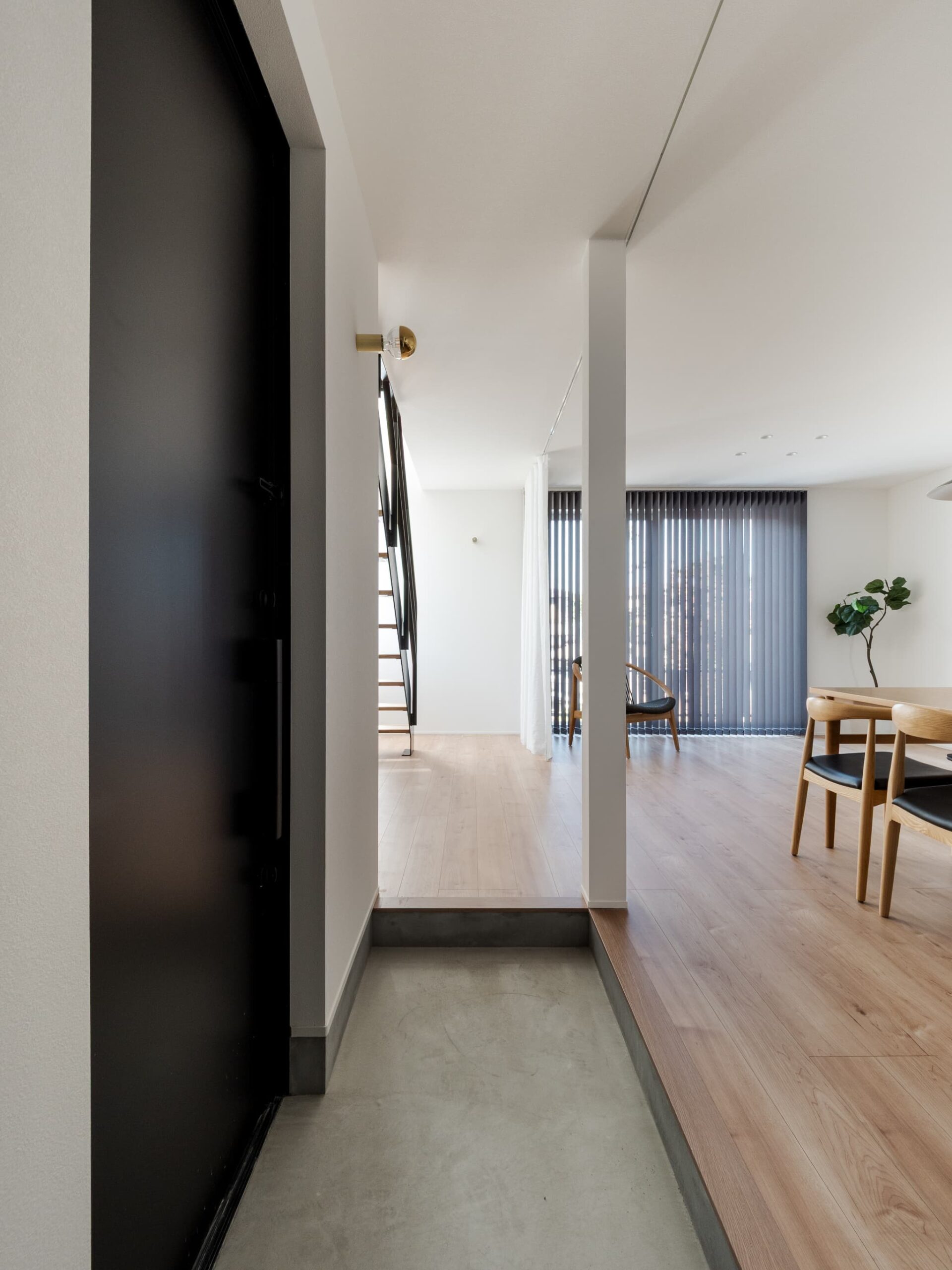 カーテンで仕切る、ワンルームのような広々LDKのある狭小住宅