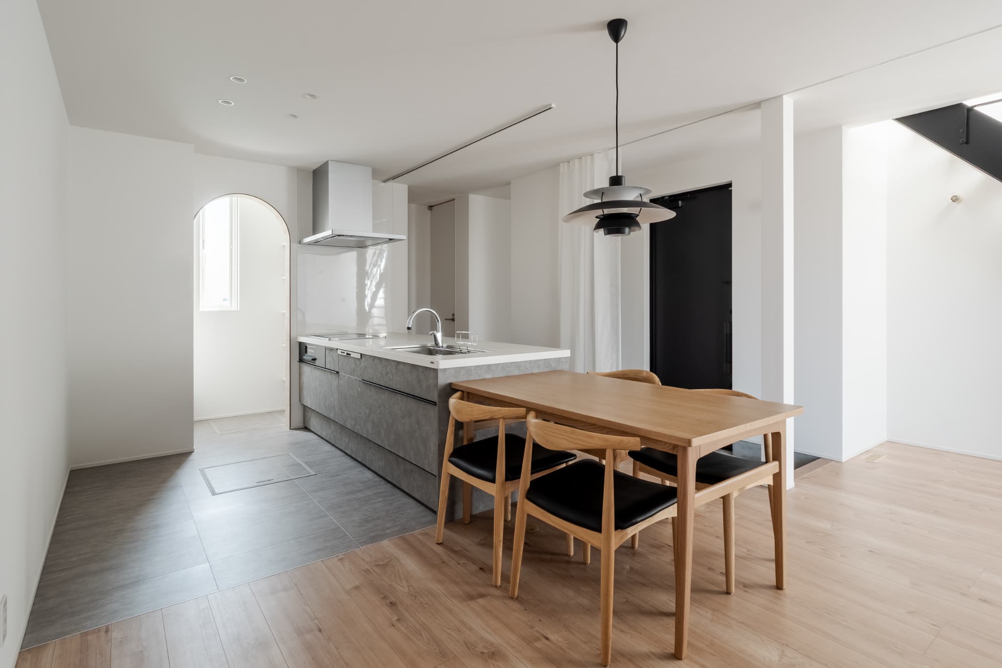 カーテンで仕切る、ワンルームのような広々LDKのある狭小住宅