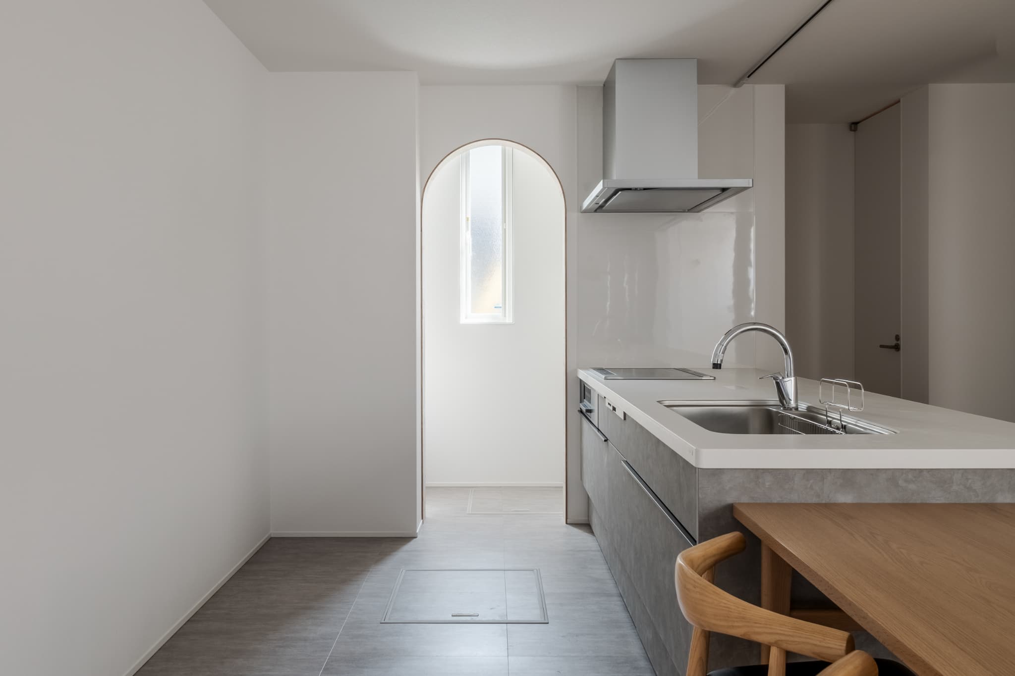 カーテンで仕切る、ワンルームのような広々LDKのある狭小住宅