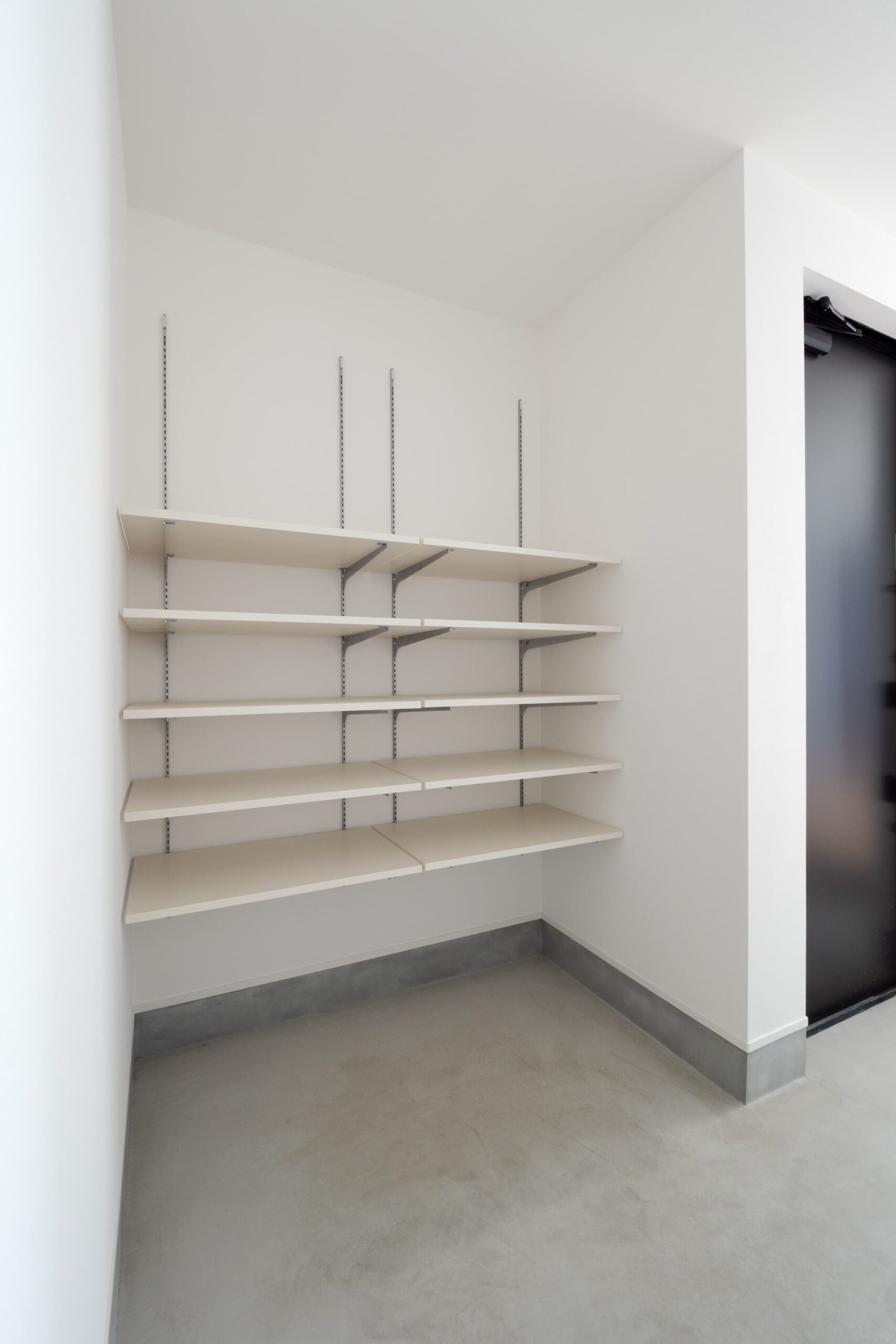 カーテンで仕切る、ワンルームのような広々LDKのある狭小住宅