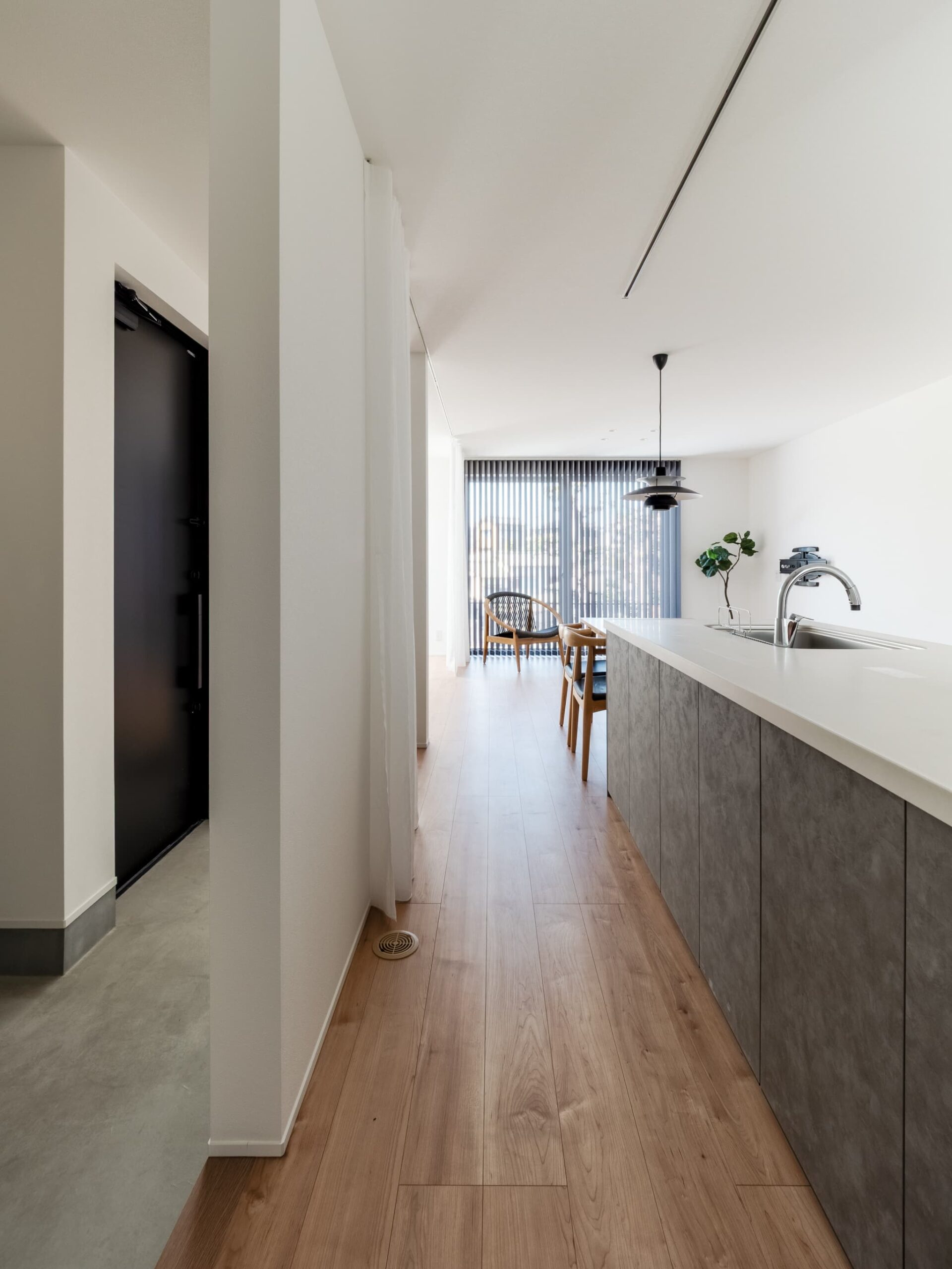 カーテンで仕切る、ワンルームのような広々LDKのある狭小住宅