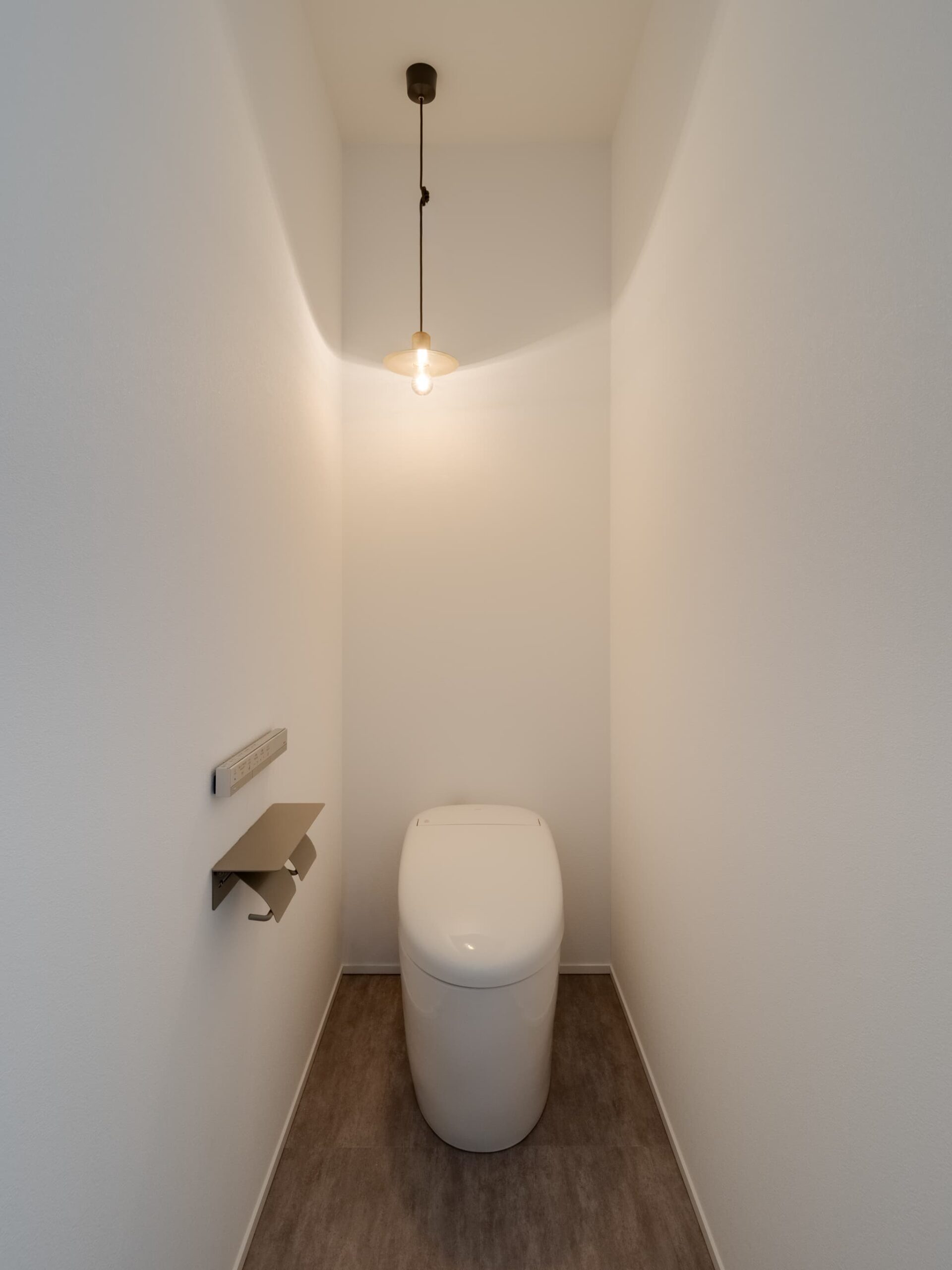 カーテンで仕切る、ワンルームのような広々LDKのある狭小住宅