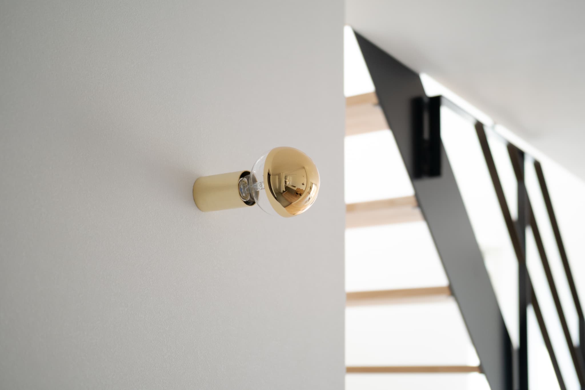 カーテンで仕切る、ワンルームのような広々LDKのある狭小住宅