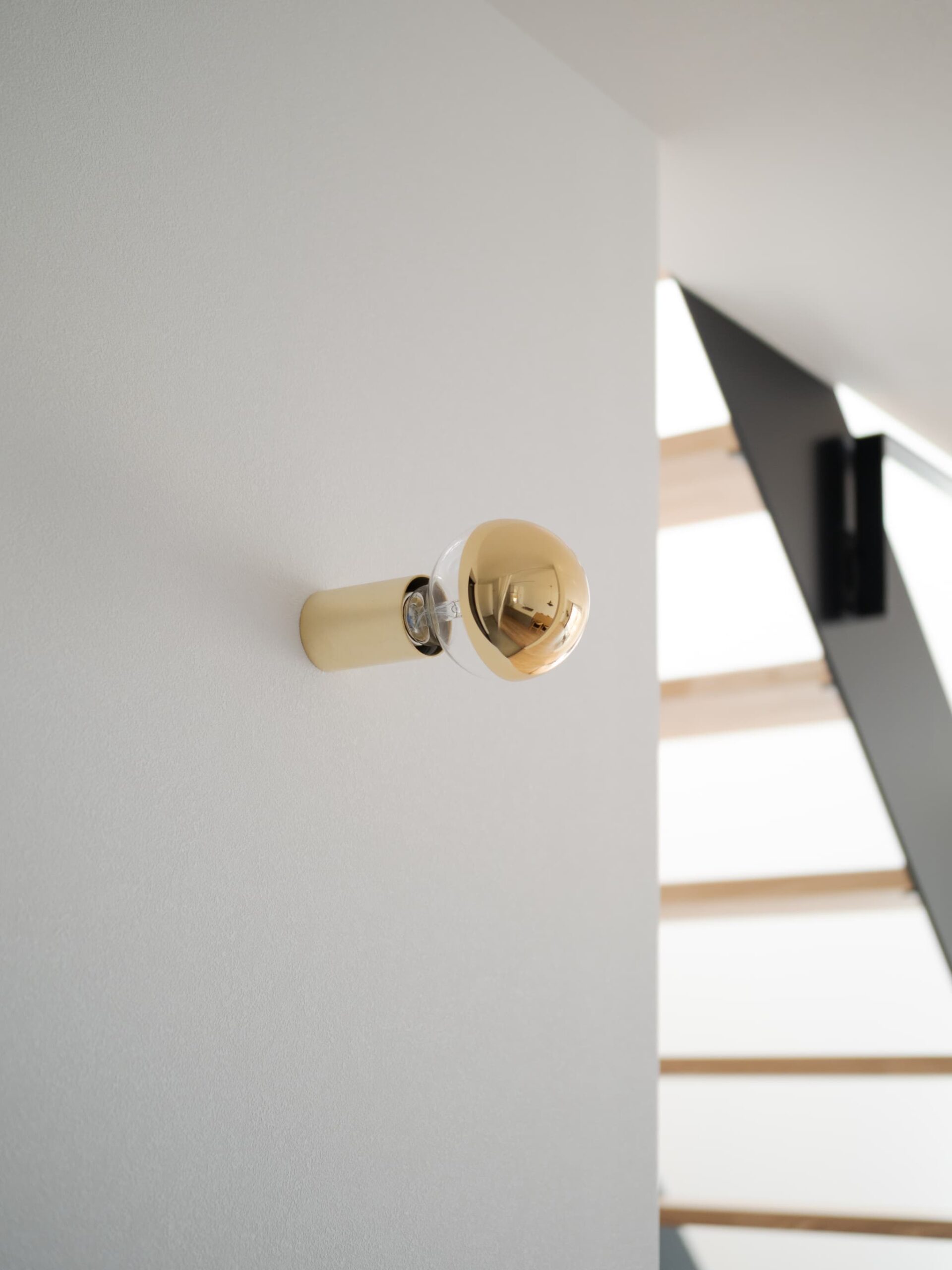 カーテンで仕切る、ワンルームのような広々LDKのある狭小住宅