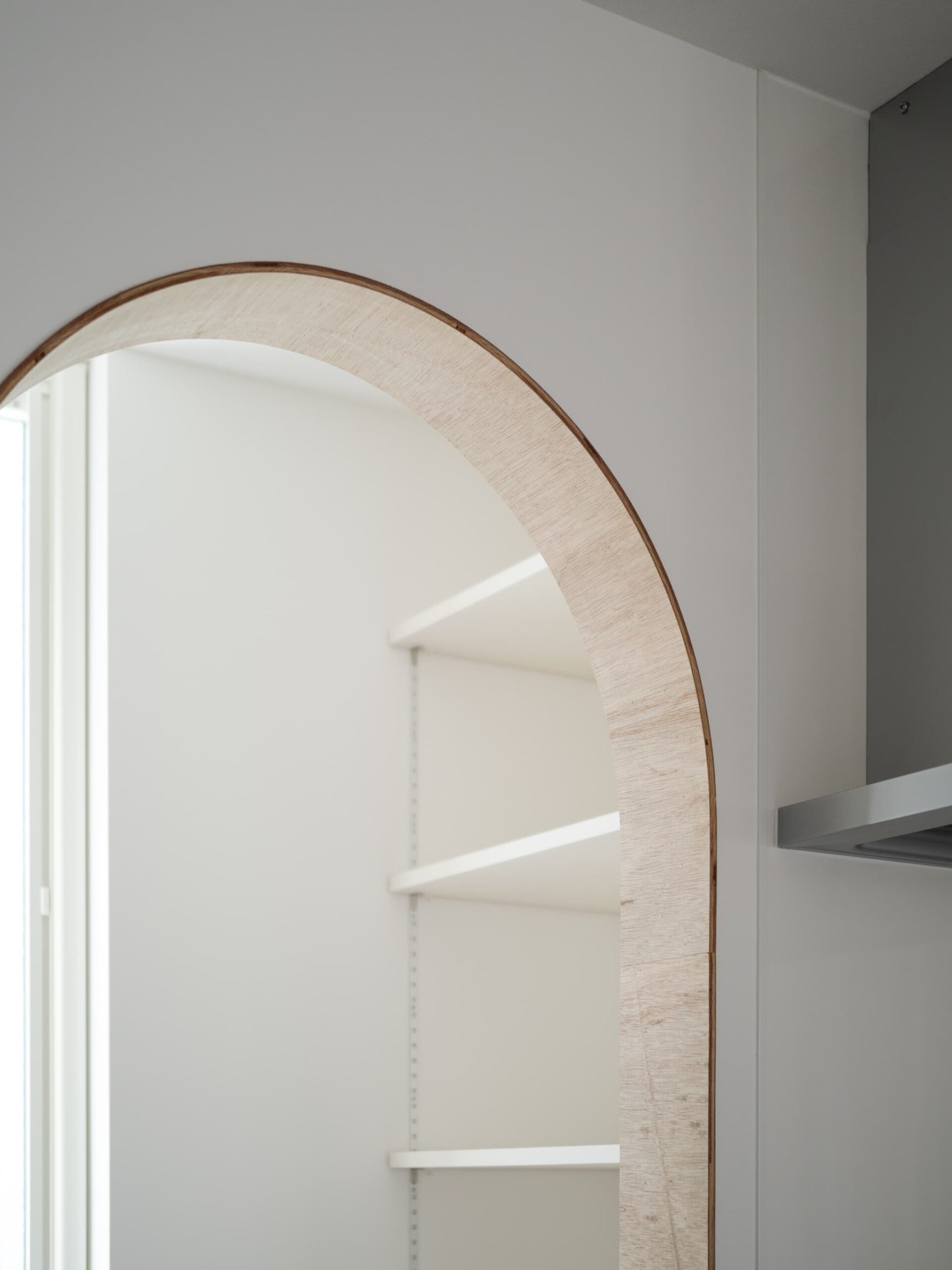 カーテンで仕切る、ワンルームのような広々LDKのある狭小住宅