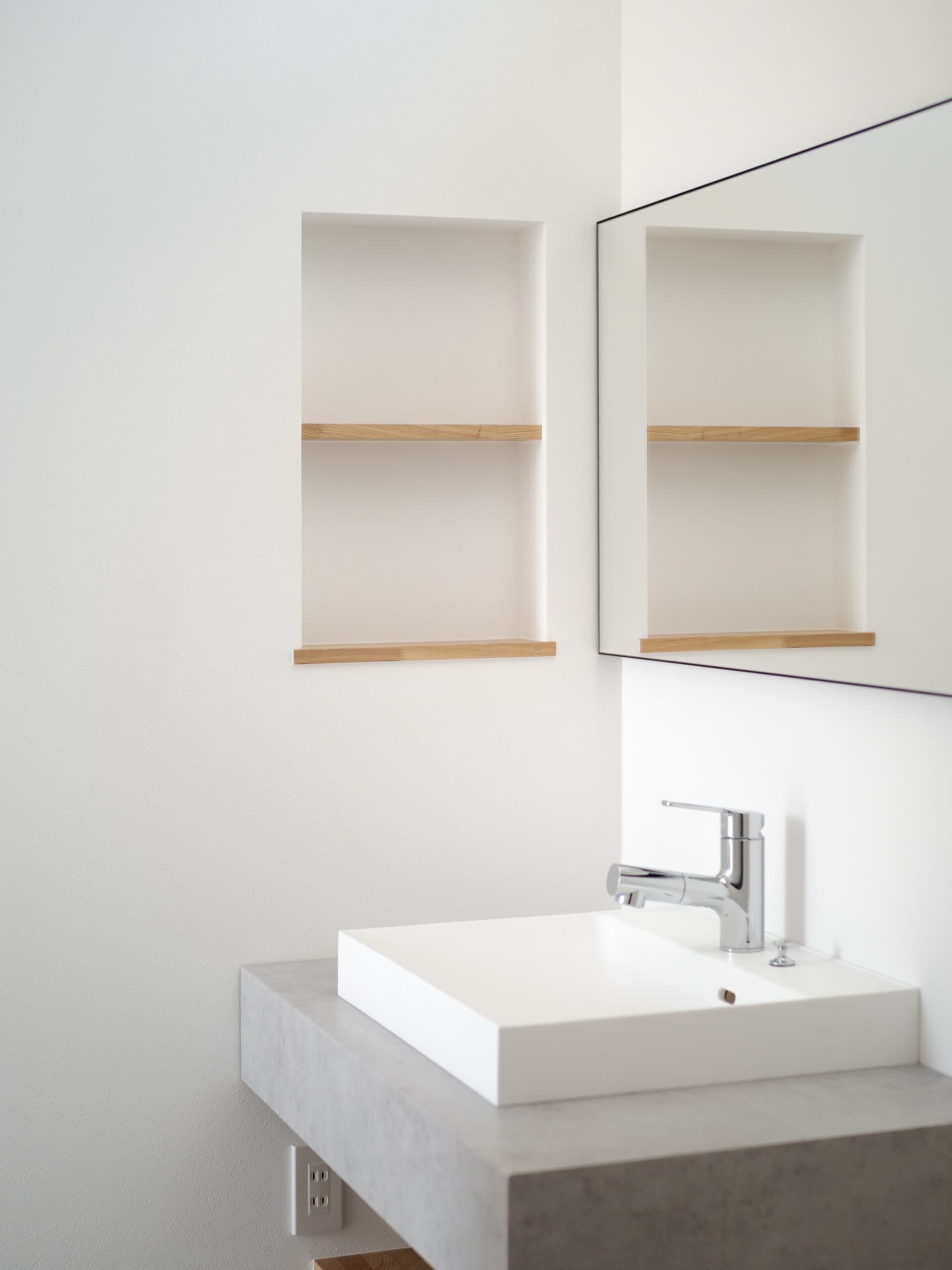 カーテンで仕切る、ワンルームのような広々LDKのある狭小住宅