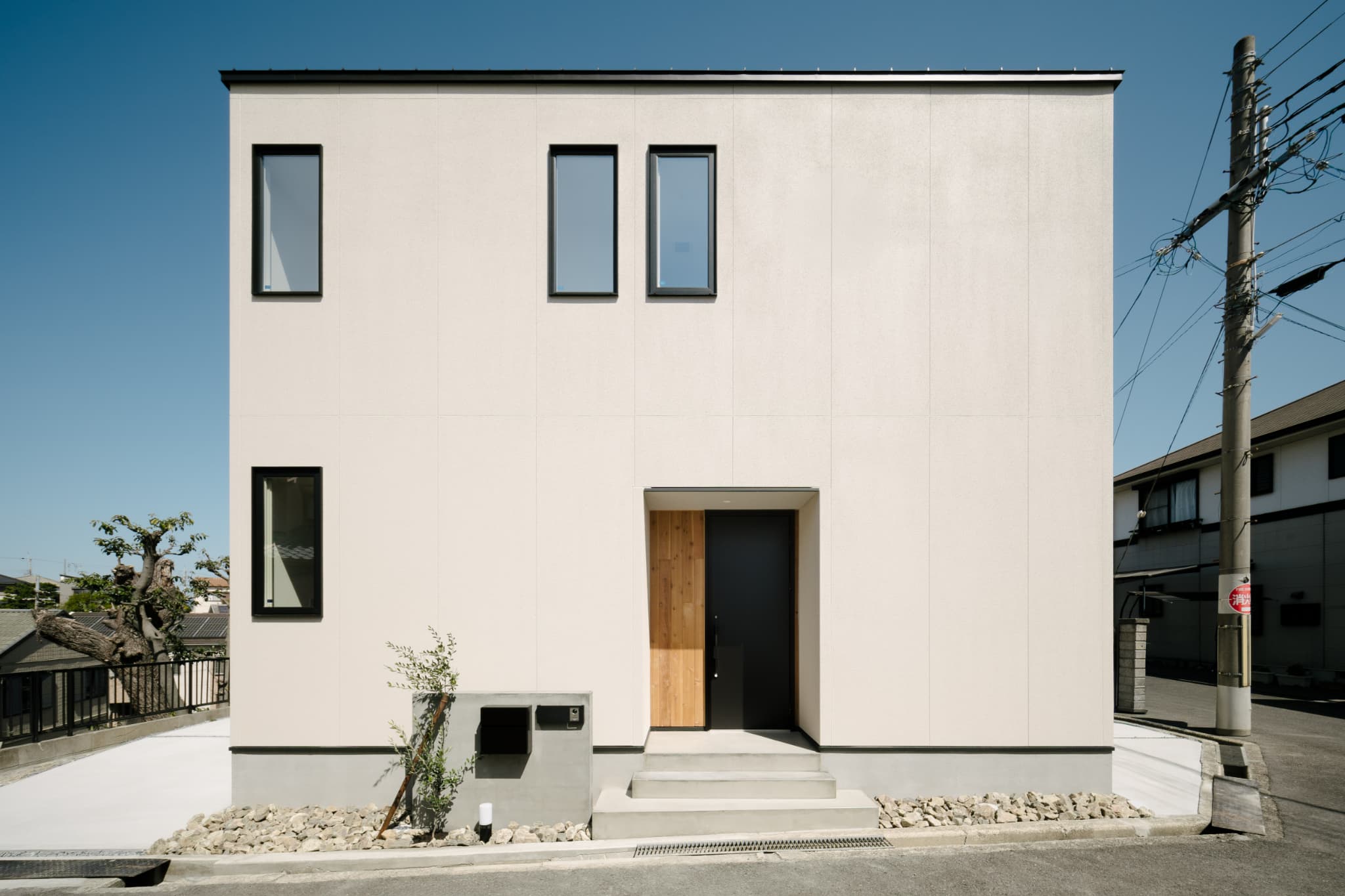 カーテンで仕切る、ワンルームのような広々LDKのある狭小住宅