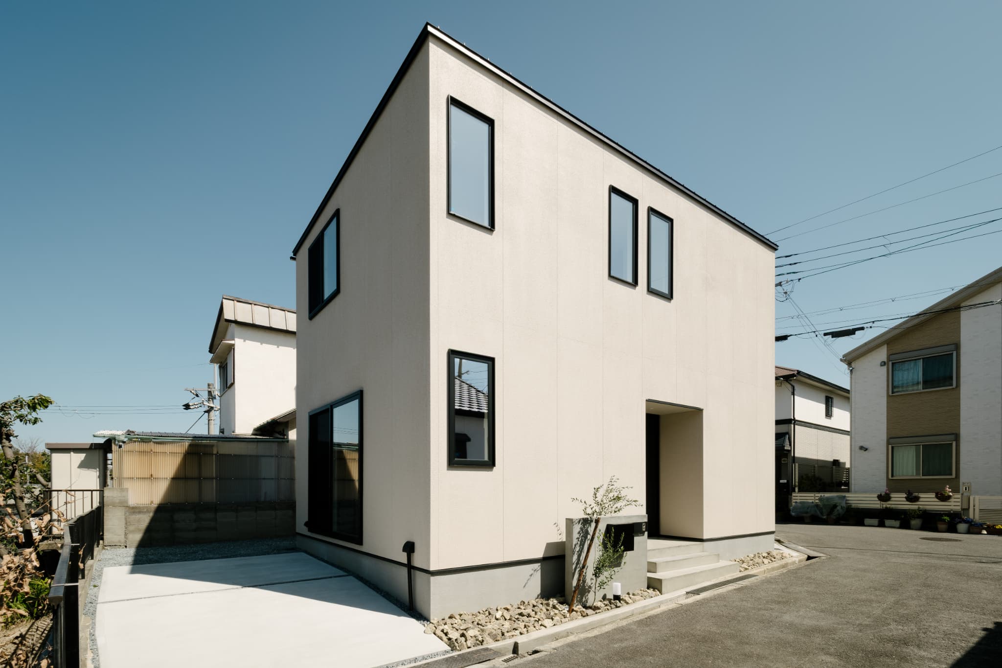 カーテンで仕切る、ワンルームのような広々LDKのある狭小住宅